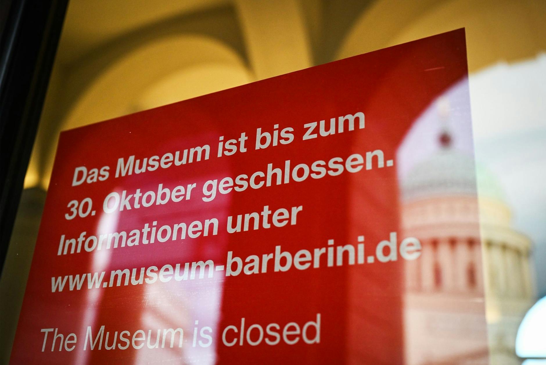 ARCHIV - Ein Schild "Geschlossen" hängt neben dem Eingang zum Potsdamer Museum Barberini.