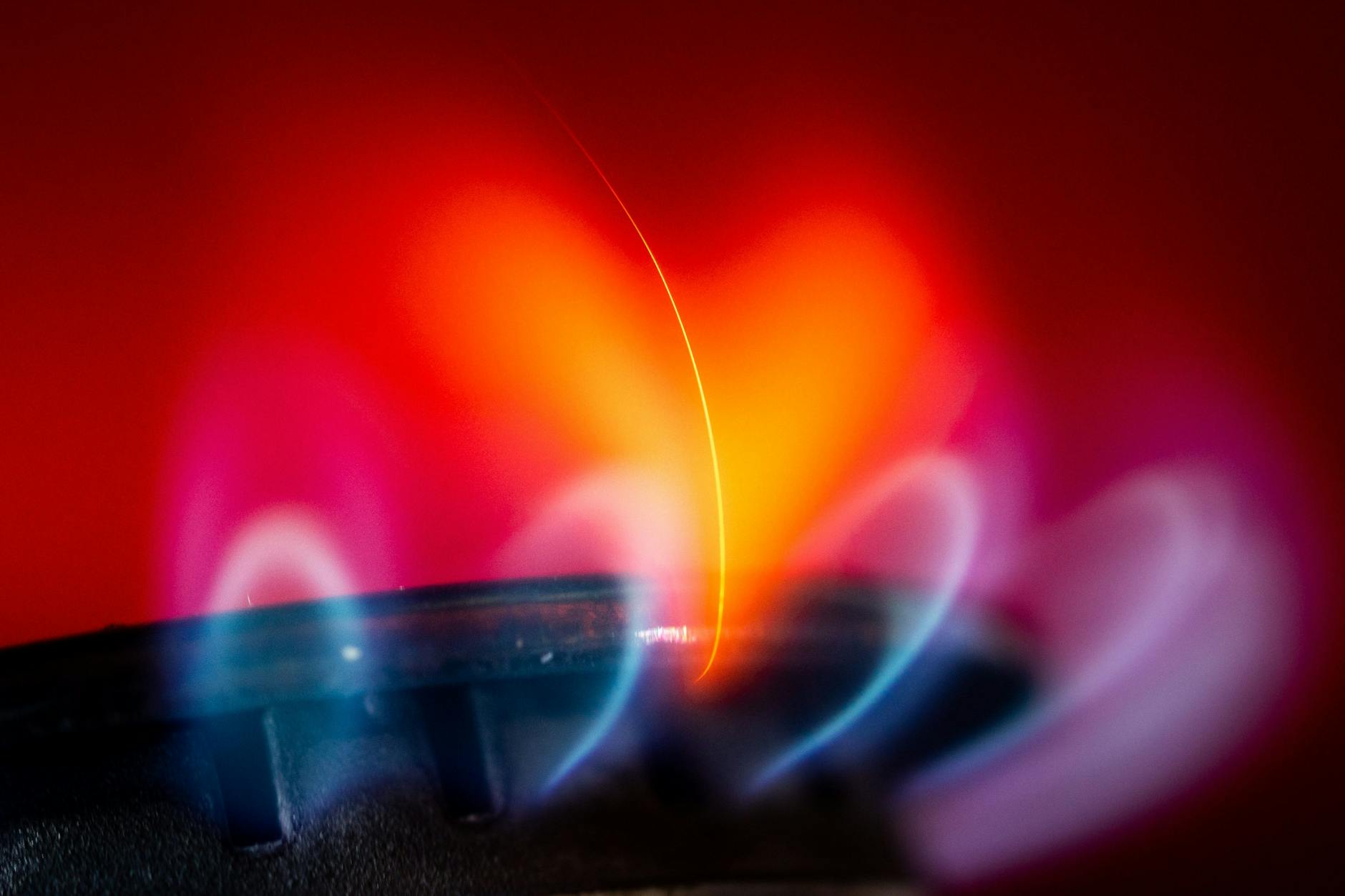 Die Flamme eines Gasherdes brennt in einer Küche. Der Bundestag entschied am Freitag über das geplante milliardenschwere Paket zur Senkung der Energiepreise. 
