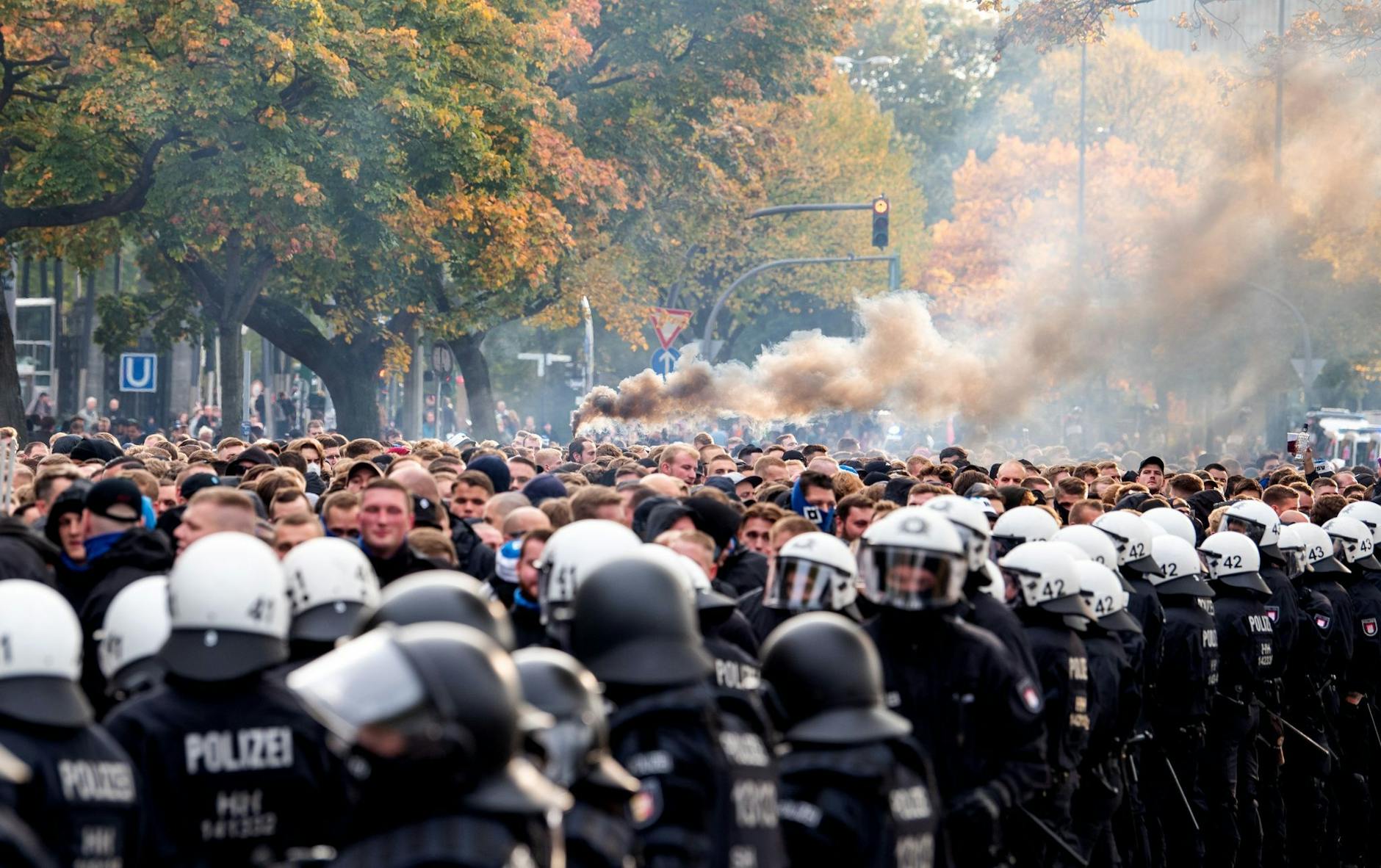 Das Hamburger Stadt-Derby zwischen St. Pauli und dem HSV wird von einem massiven Polizeiaufgebot begleitet.