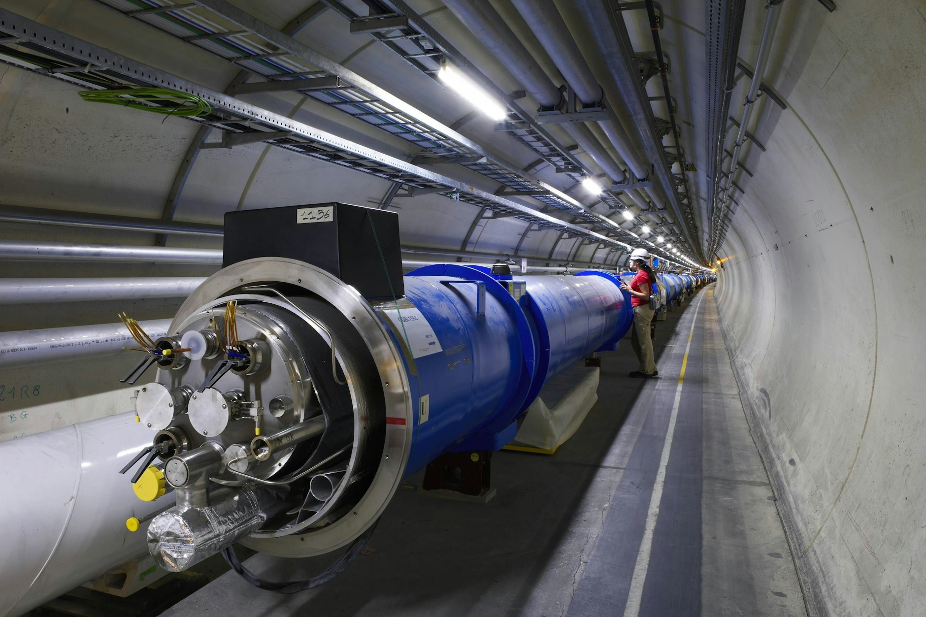Super teure Forschung: Blick in den Large Hadron Collider (LHC) des CERN in der Nähe von Genf. Das Kernforschungszentrum bezieht jährlich 1,2 Terawattstunden Strom. Die Frage ist, welchen Sinn solcherart Grundlagenforschung überhaupt hat – und ob immer gigantischere Anlagen entstehen müssen.