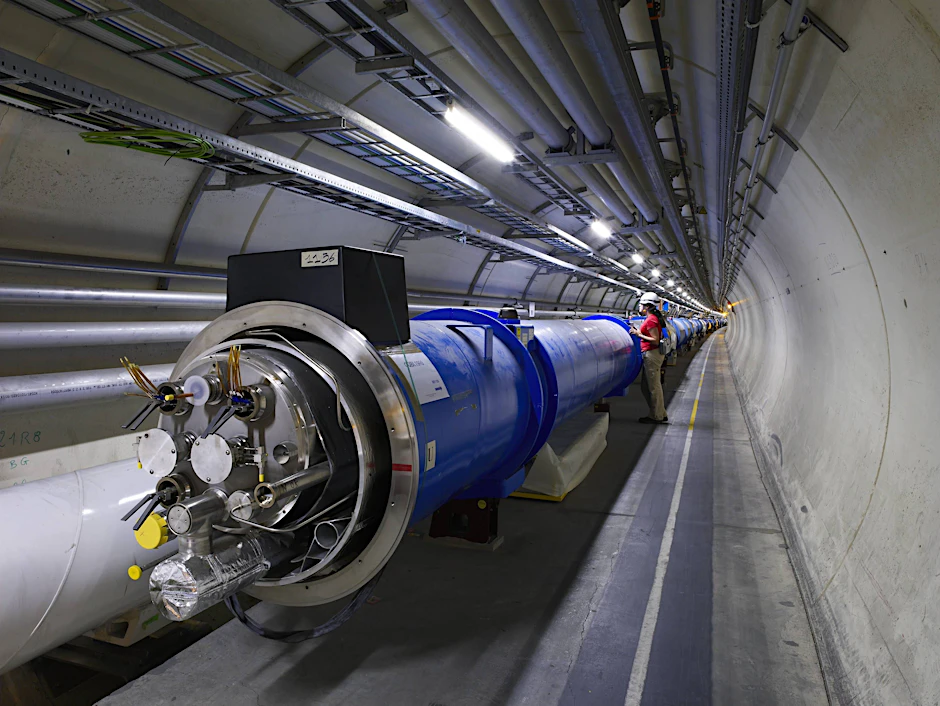 Super teure Forschung: Blick in den Large Hadron Collider (LHC) des CERN in der Nähe von Genf. Das Kernforschungszentrum bezieht jährlich 1,2 Terawattstunden Strom. Die Frage ist, welchen Sinn solcherart Grundlagenforschung überhaupt hat – und ob immer gigantischere Anlagen entstehen müssen.