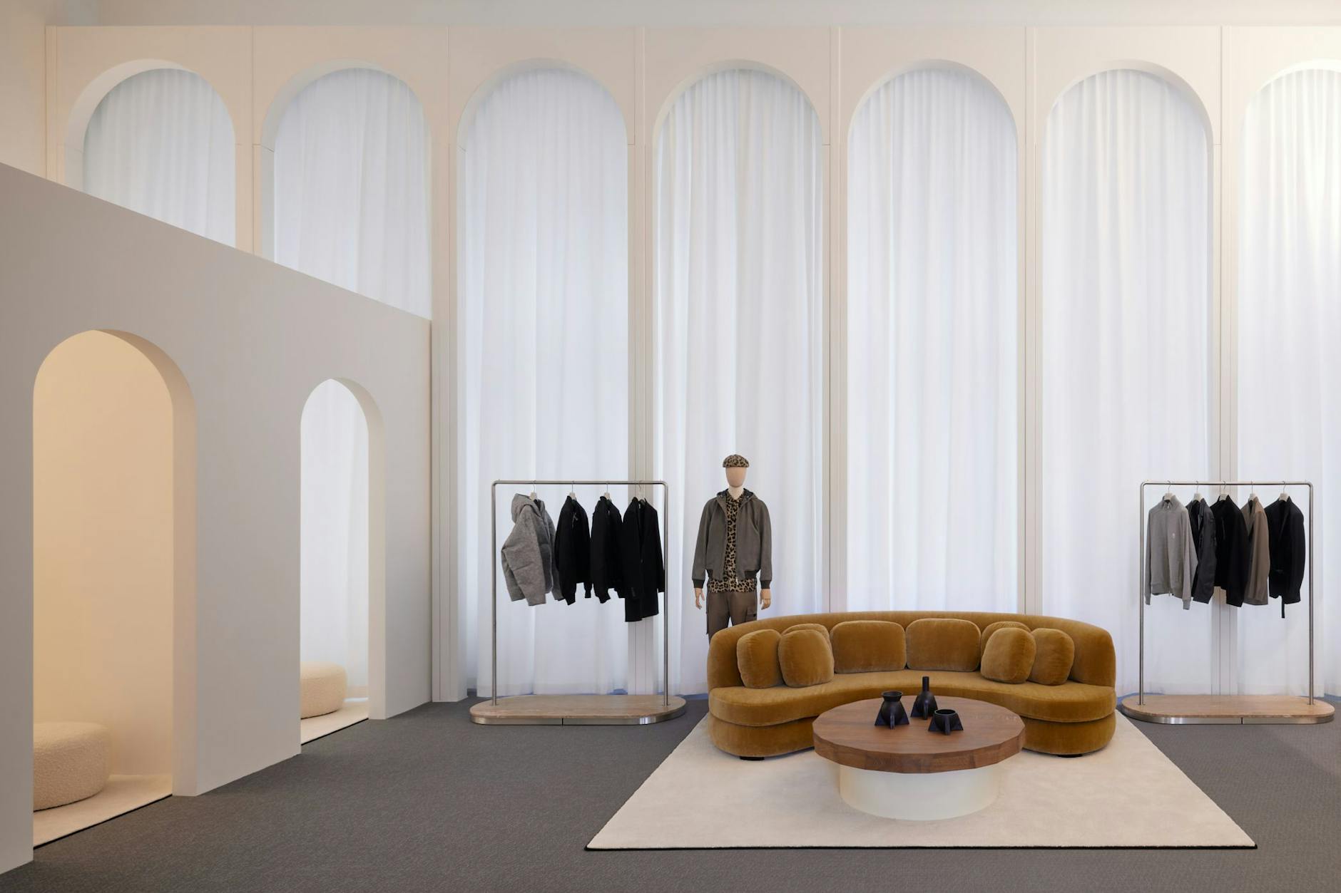 Im Store mit seinen deckenhohen Torbögen fühlt man sich in ein Gemälde Giorgio de Chiricos versetzt.