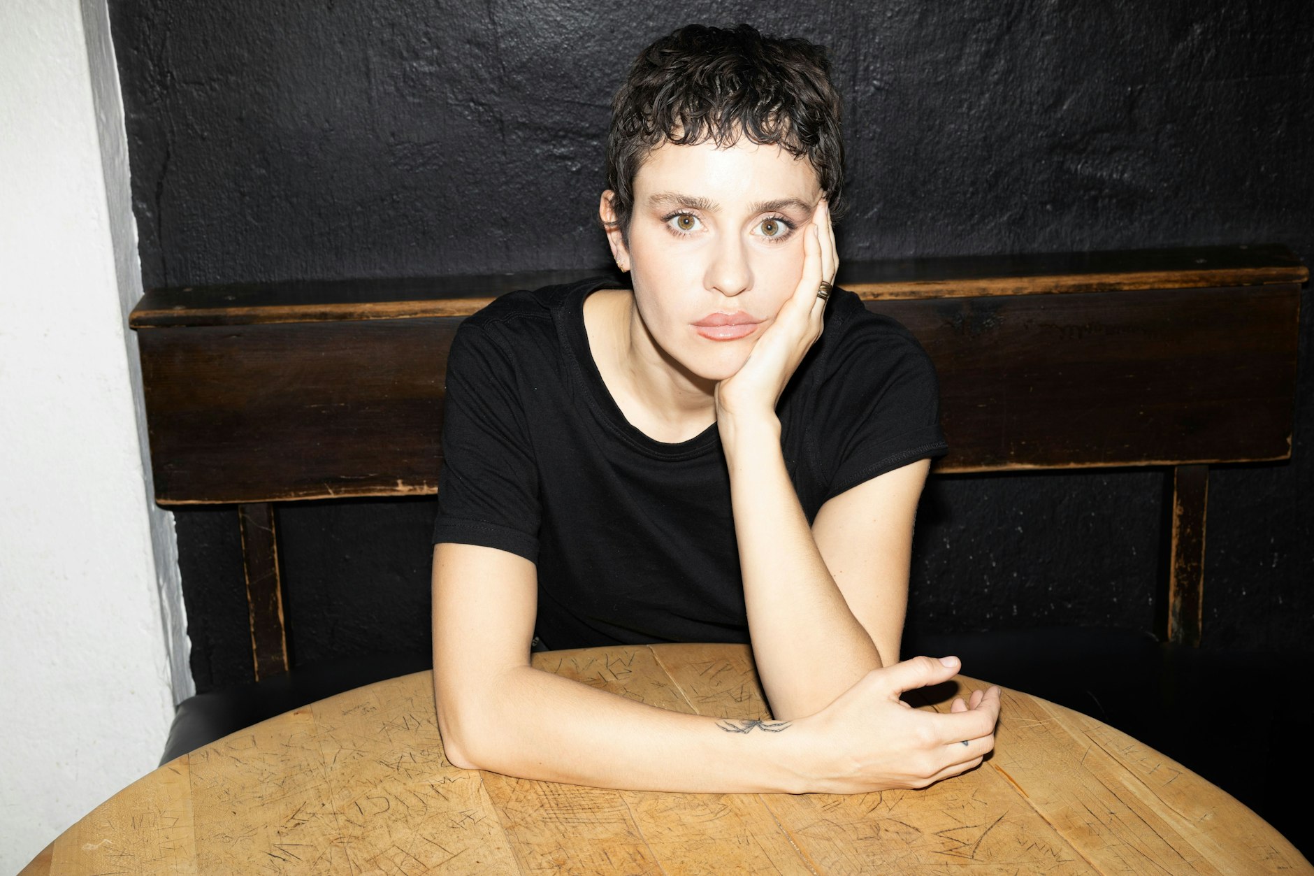 Spinnen-Tattoo auf dem rechten Unterarm: Dillon.