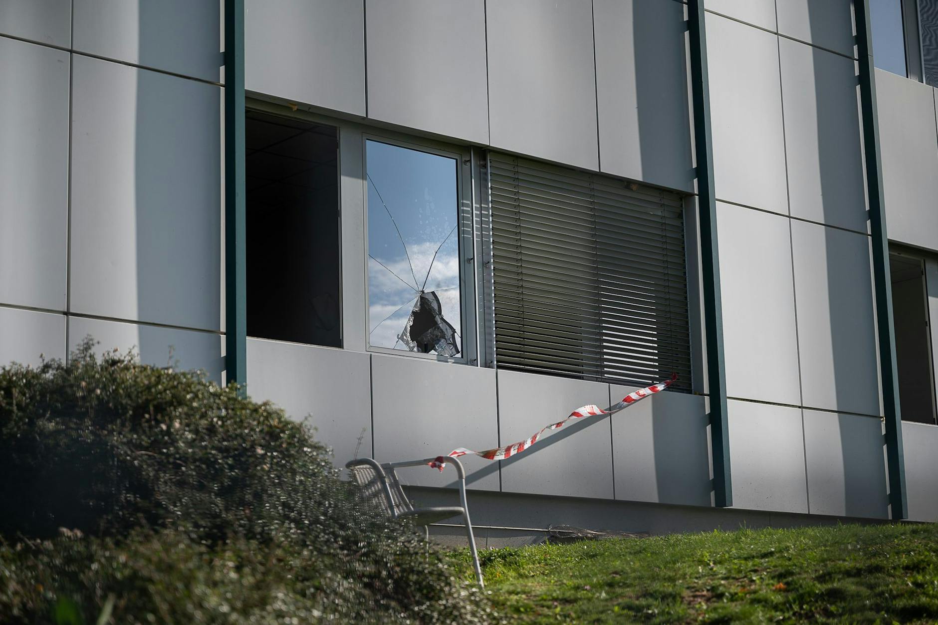 Unbekannte verübten am frühen Freitagmorgen einen Brandanschlag auf eine geplante Asylunterkunft in Bautzen. An der Fassade sind Brandspuren und eingeworfene Fenster zu sehen. 