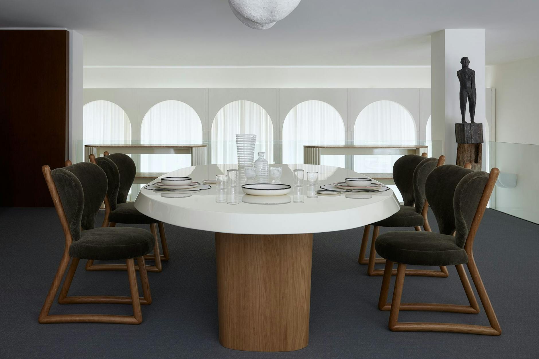 Im neuen Concept-Store gibt es auch Interior-Objekte von Ann Demeulemeester, Chiara Catrani und Rick Owens.