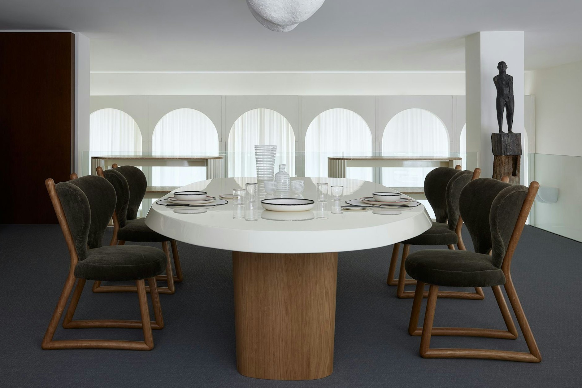 Im neuen Concept-Store gibt es auch Interior-Objekte von Ann Demeulemeester, Chiara Catrani und Rick Owens.