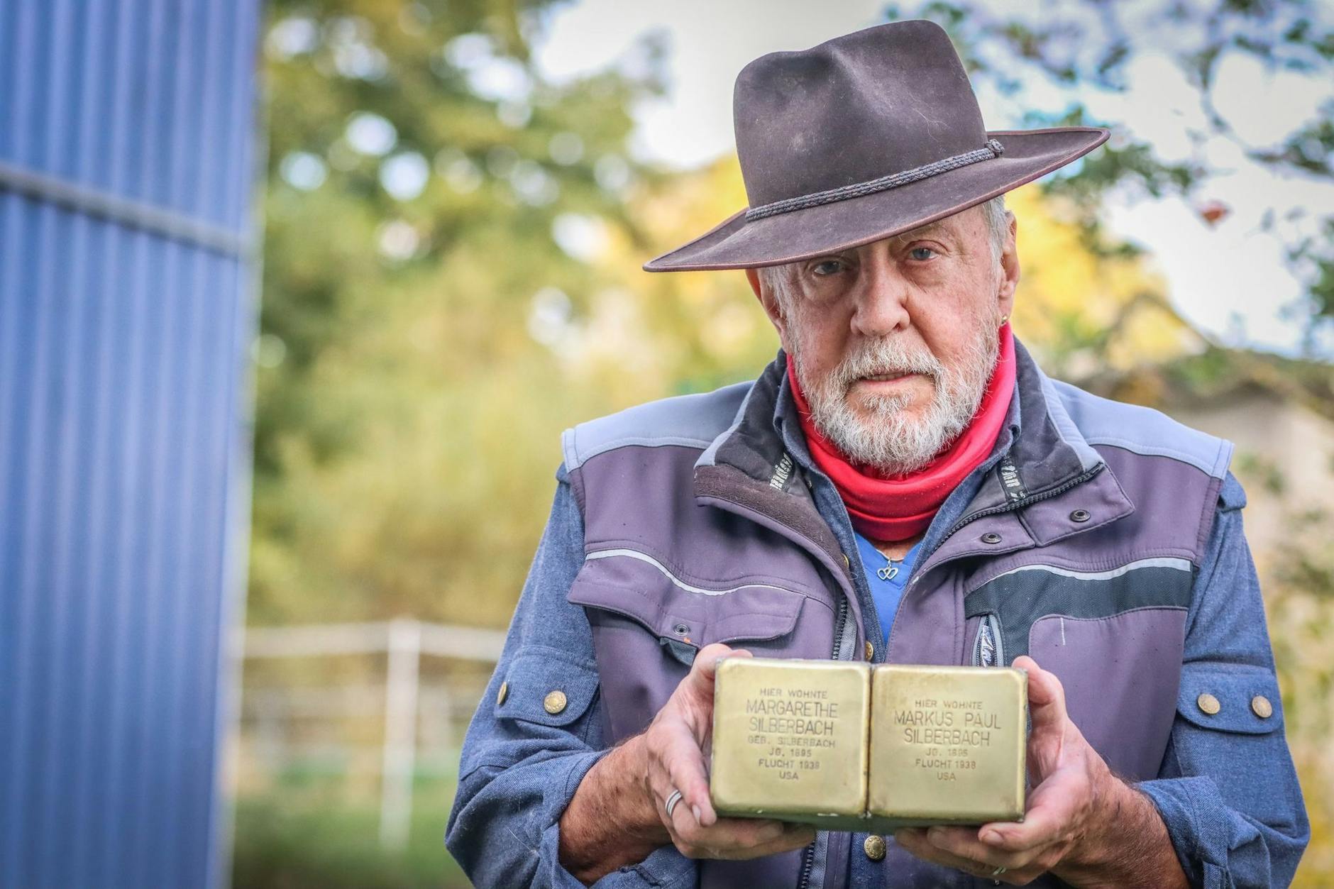 Gunter Demnig arbeitet in seiner Werkstatt an «Stolpersteinen». Der Initiator des Projektes zur Erinnerung an Opfer des Nationalsozialismus wird am Donnerstag 75 Jahre alt.