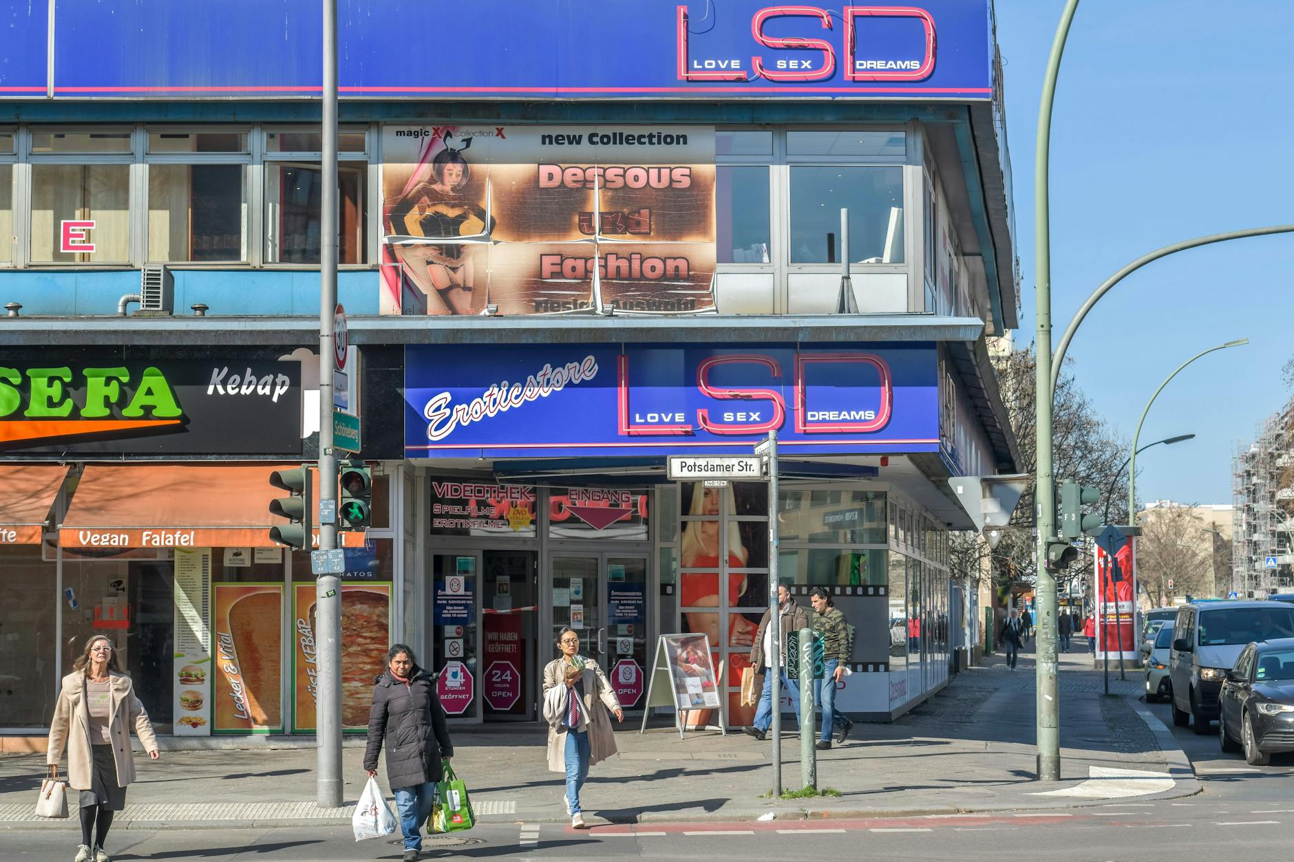 Auch der große Sex-Laden an der Ecke zur Kurfürstenstraße prägt die Gegend im Stadtteil Tiergarten.