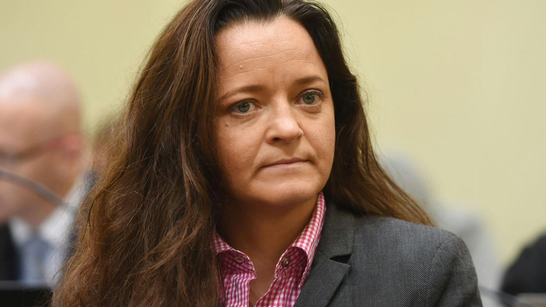 Die damals als Mittäterin bei den Verbrechen der rechtsextremen Terrorzelle «Nationalsozialistischer Untergrund» (NSU) angeklagte Beate Zschäpe sitzt im Gerichtssaal bei ihrem Prozess.