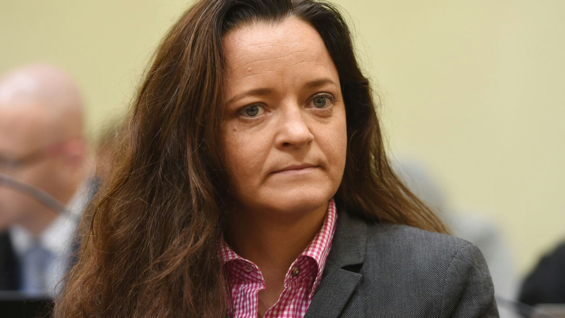 Die damals als Mittäterin bei den Verbrechen der rechtsextremen Terrorzelle «Nationalsozialistischer Untergrund» (NSU) angeklagte Beate Zschäpe sitzt im Gerichtssaal bei ihrem Prozess.