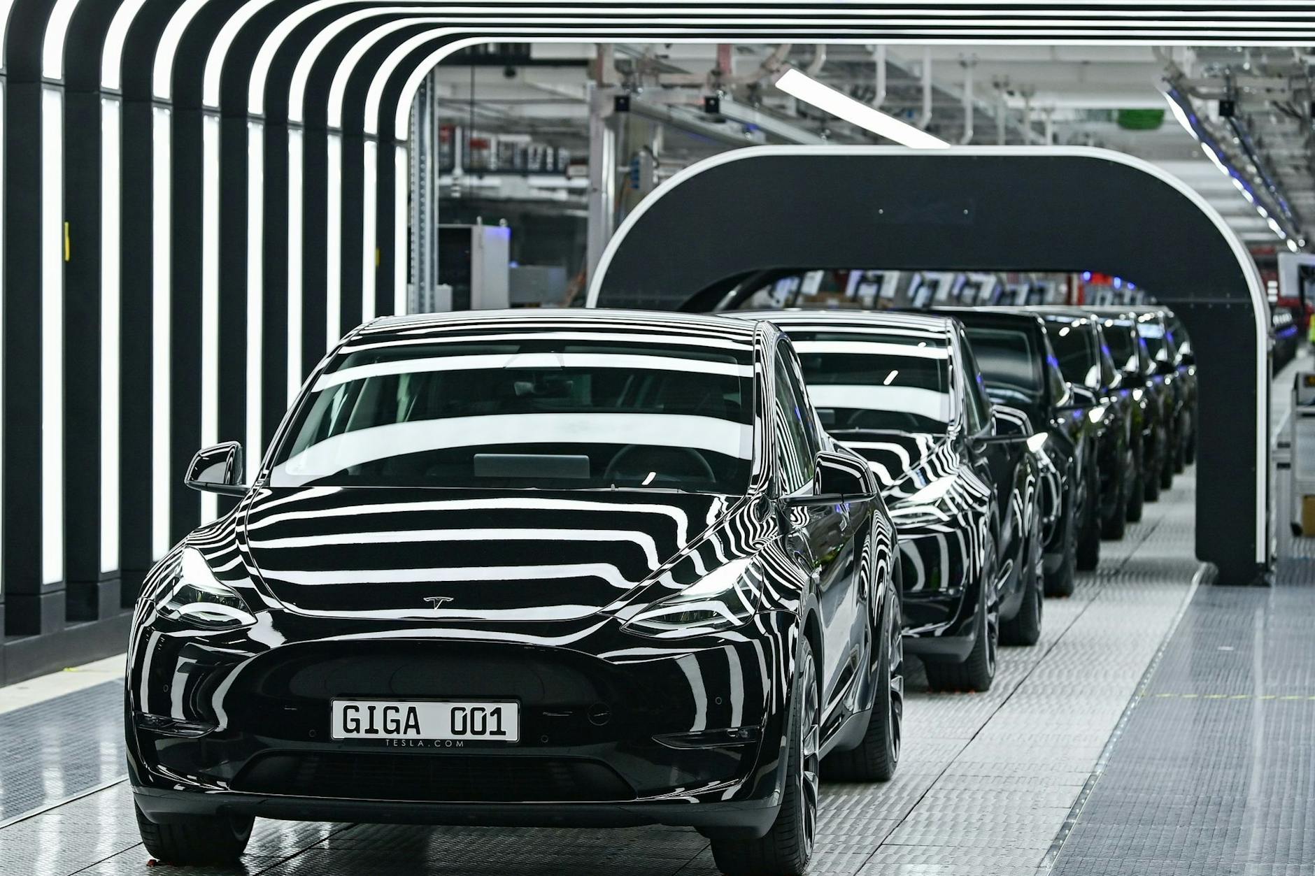Rund 2000 Autos stellt die Tesla-Fabrik in Grünheide pro Woche her.