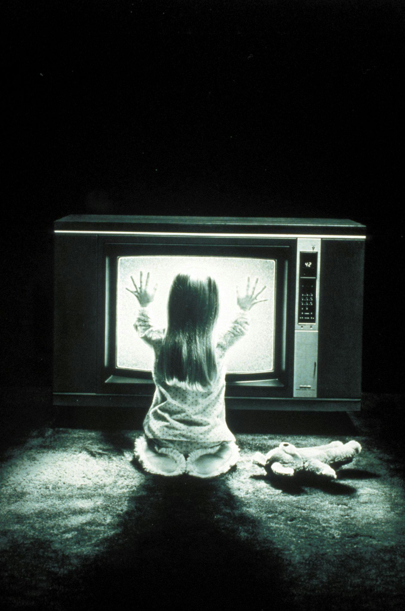 HANDOUT - Die kleine Carol Anne (Heather O'Rourke) spricht mit dem Fernseher - eine Szene des Films «Poltergeist». t Inc./Sky/dpa