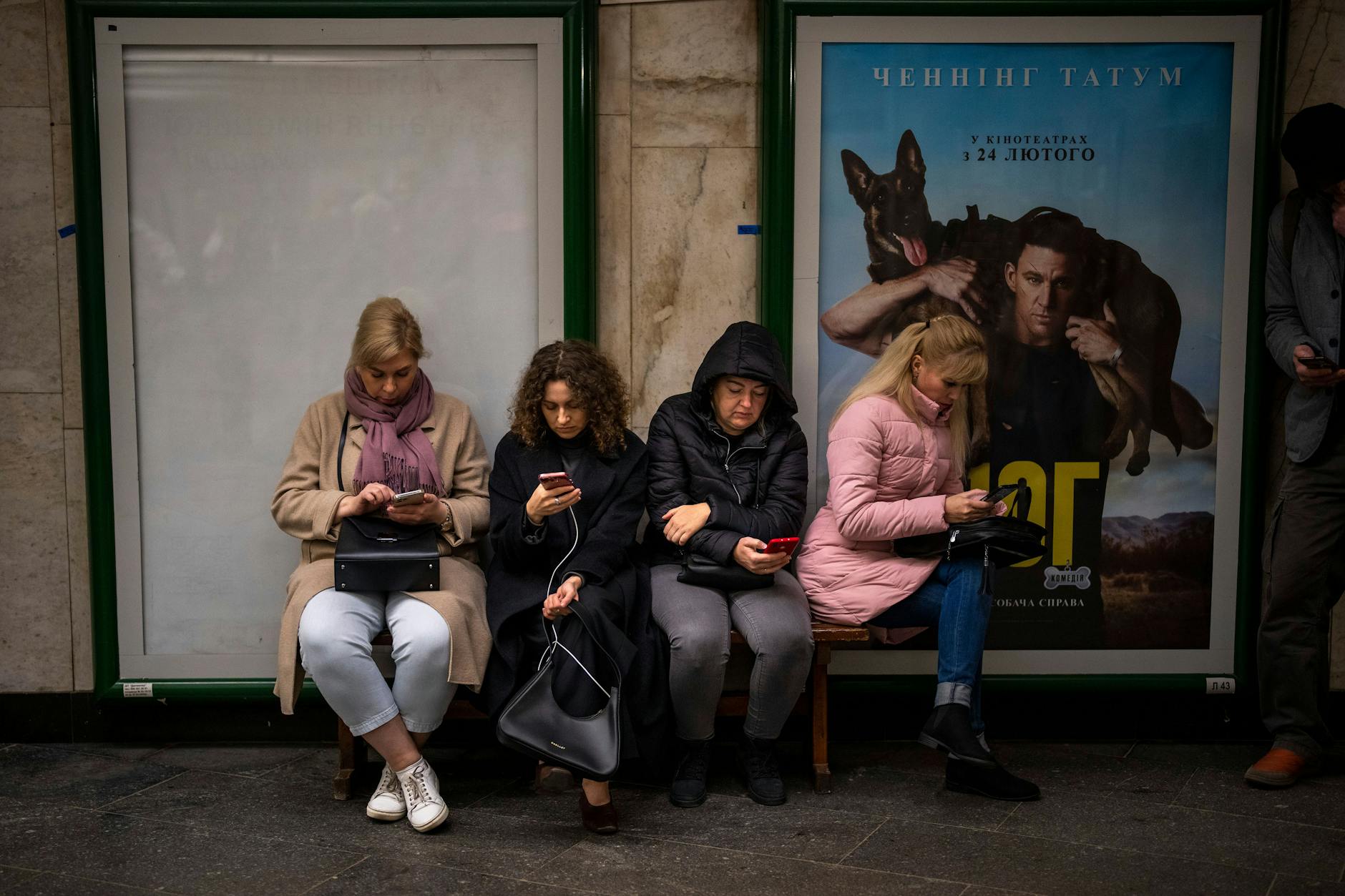 Kiew: Menschen sitzen in einer U-Bahn-Station, die als Luftschutzbunker dient.