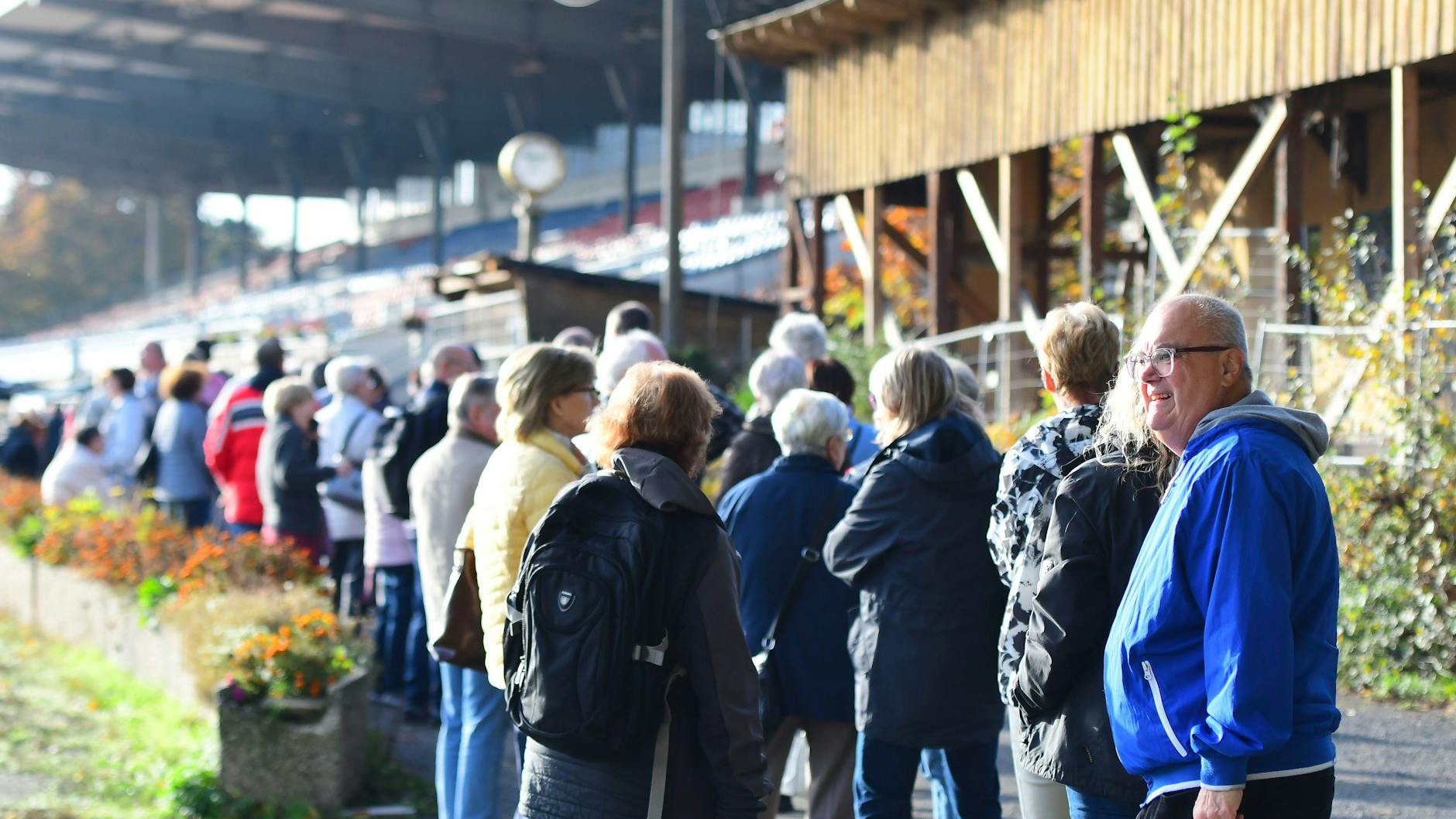 Auf der Trabrennbahn Karlshorst standen die Menschen 2022 Schlange, als dort die Ostpro stattfand. In diesen Tagen wird es genauso sein.