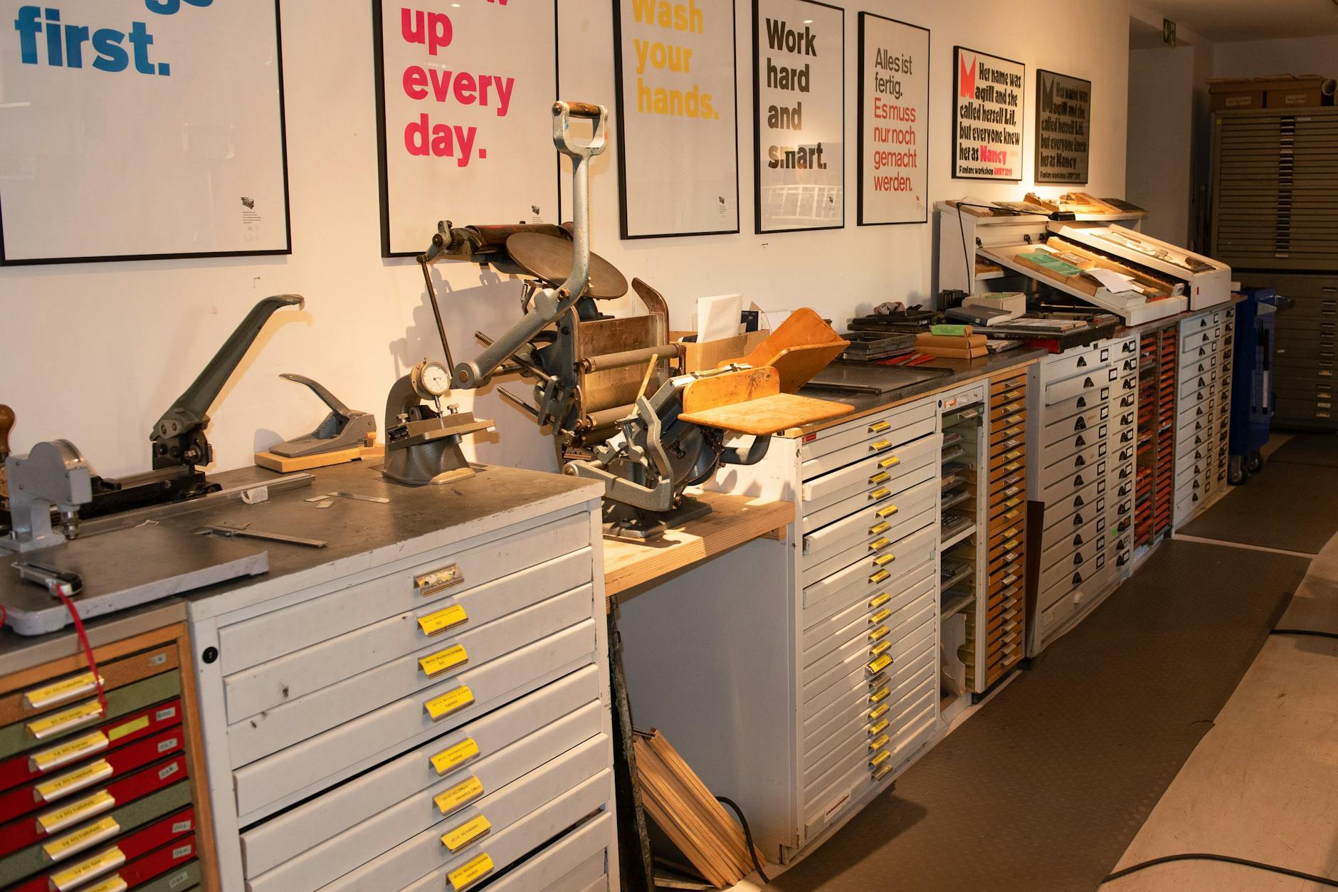 In einem hübschen Hinterhof an der Potsdamer Straße steht Spiekermanns Druckmaschinen-Sammlung.