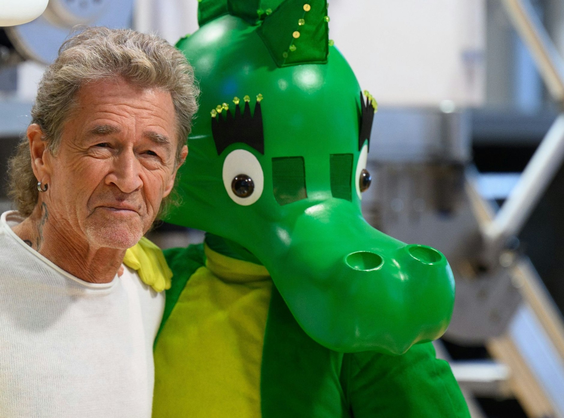 ARCHIV - Sänger Peter Maffay neben dem Drachen Tabaluga.  