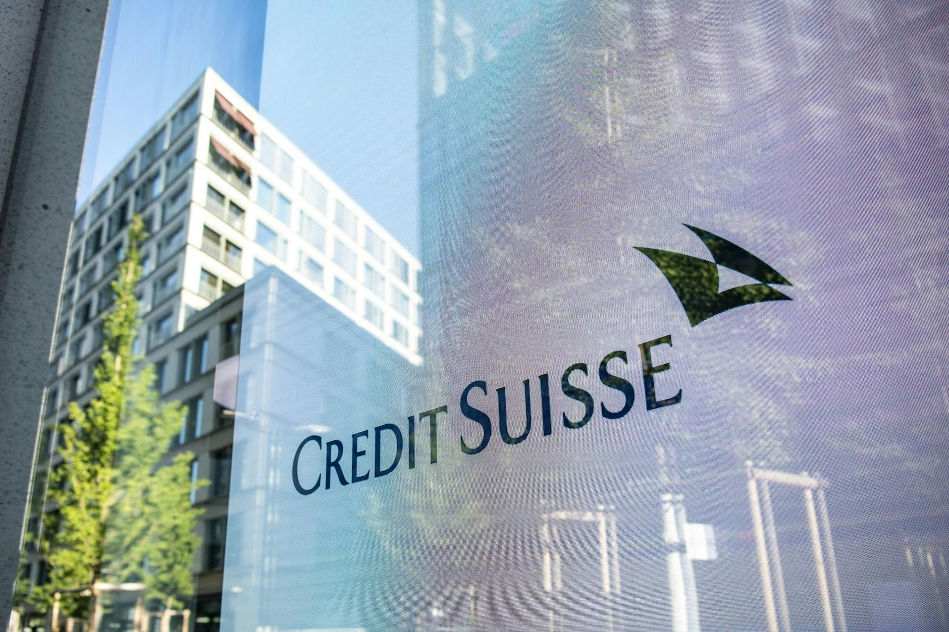 ARCHIV - Bis Ende 2025 will die Credit Suisse von heute 52.000 Stellen 17 Prozent abbauen, 2700 davon schon bis Ende dieses Jahres.