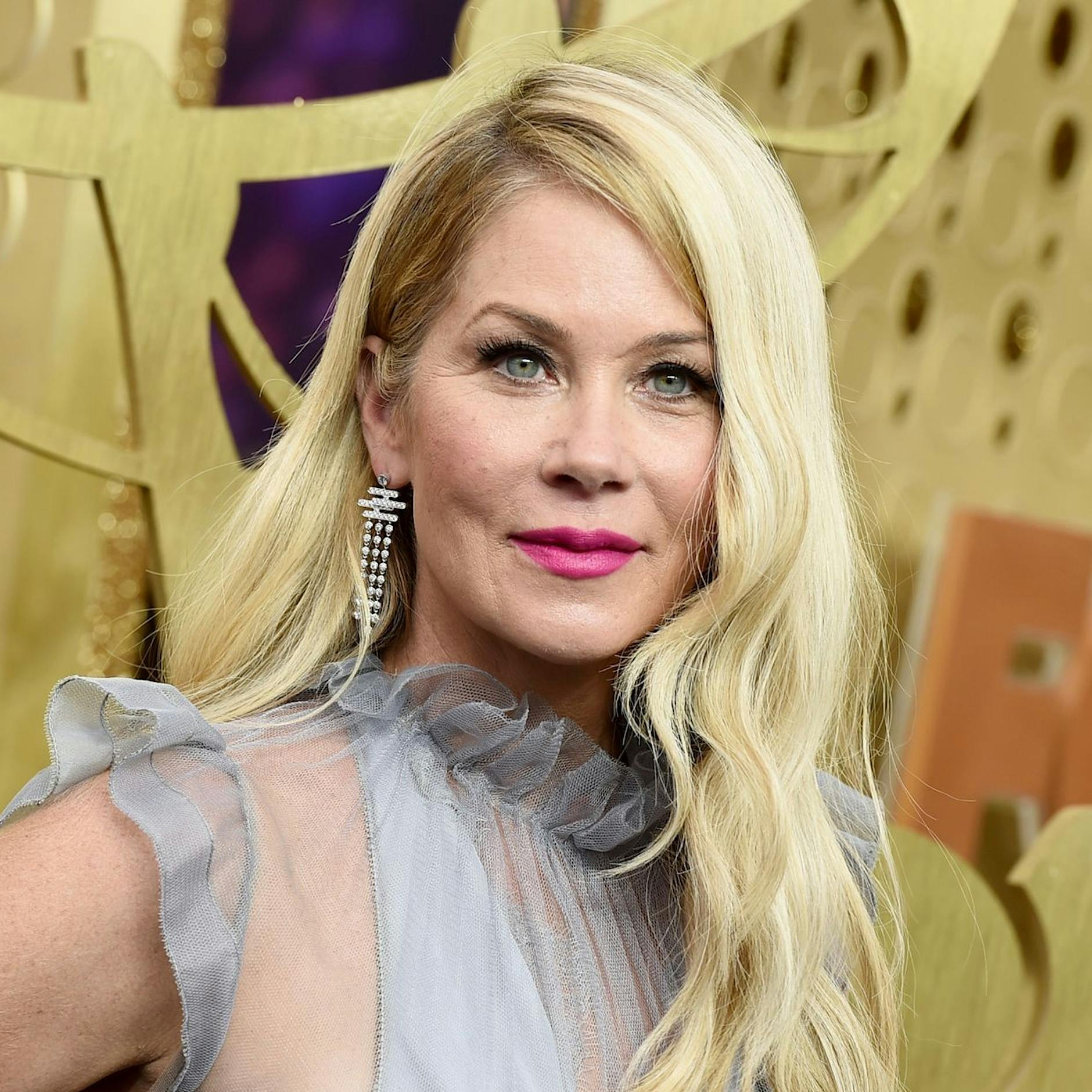 Die Schauspielerin Christina Applegate braucht inzwischen Gehstöcke