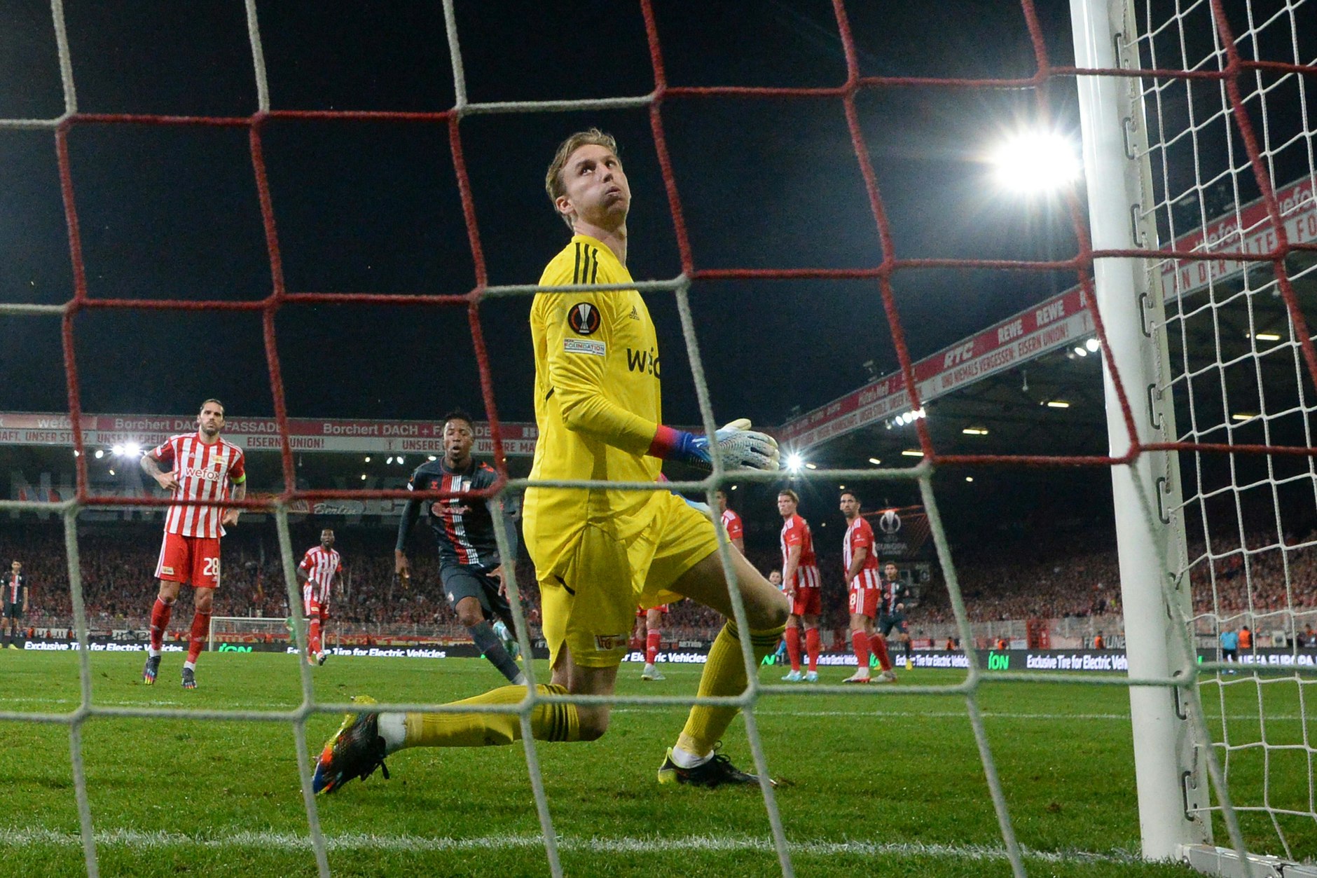 Fredrik Rönnow, Nummer 1 im Tor des 1. FC Union, kann nach seinem Patzer dem Ball nur noch hinterherschauen. Zum Glück für die Eisernen flutschte die Kugel über die Latte.