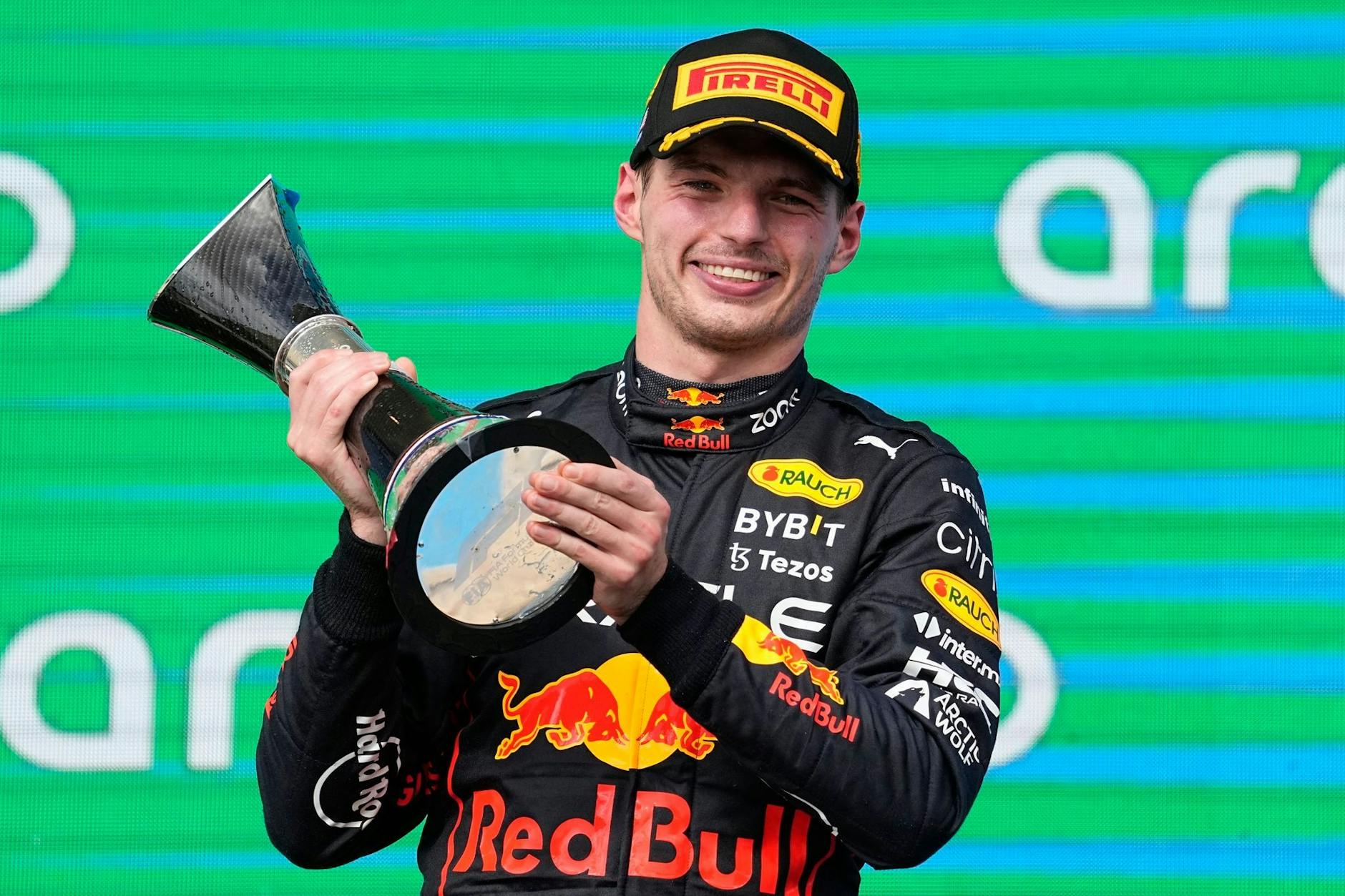 Red-Bull-Pilot Max Verstappen aus den Niederlanden feiert nach seinem Sieg.