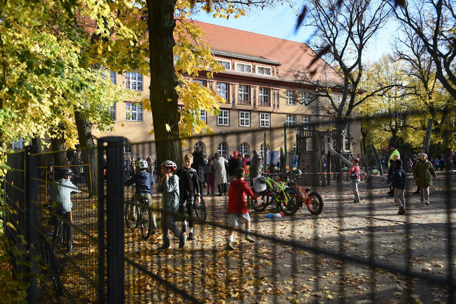 Grüne Insel: Der Schulhof der Obersee-Grundschule in Alt-Hohenschönhausen.&nbsp;
