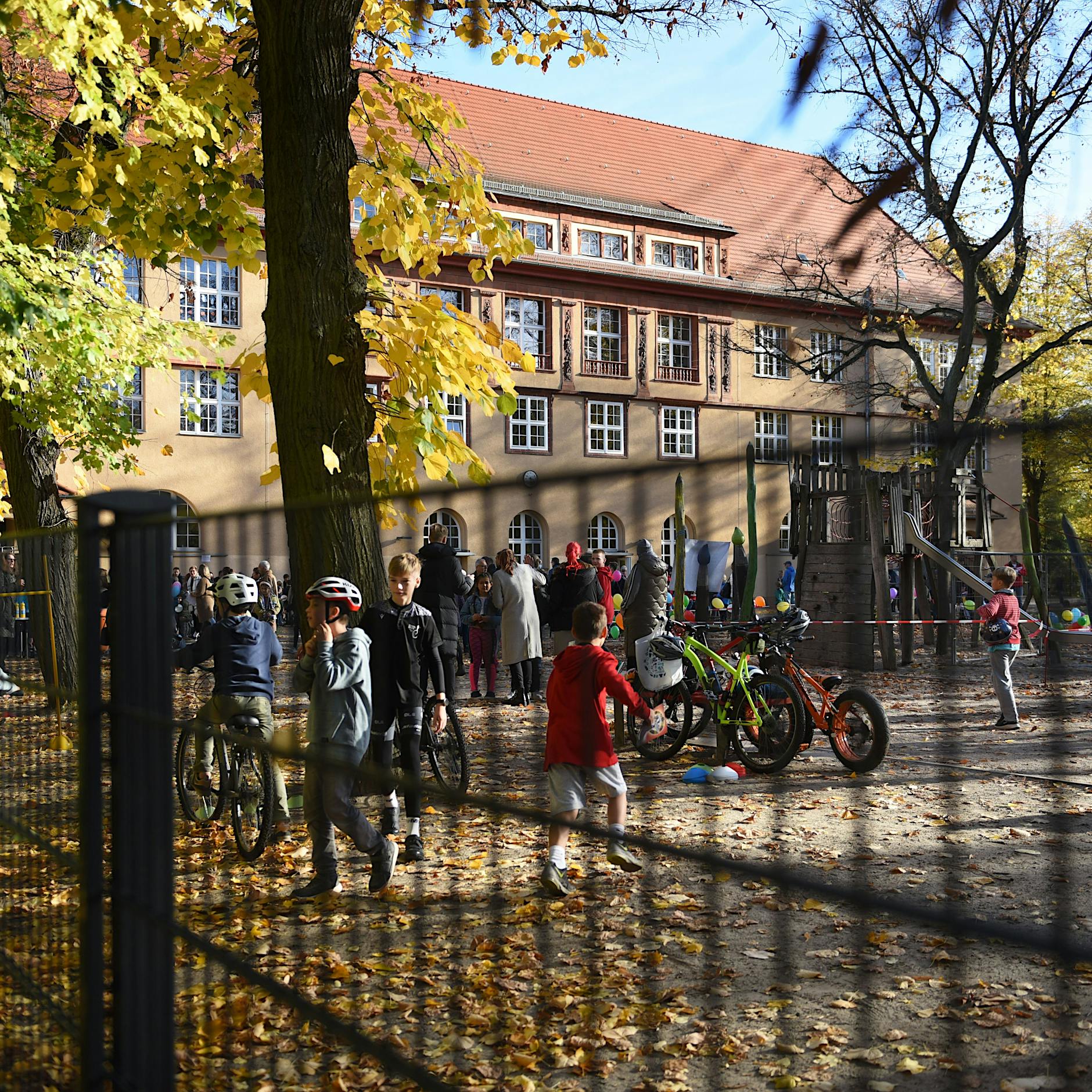 Kampf um die Obersee-Schule: „Sechs Quadratmeter für ein Kind? Ein Huhn hat vier!“