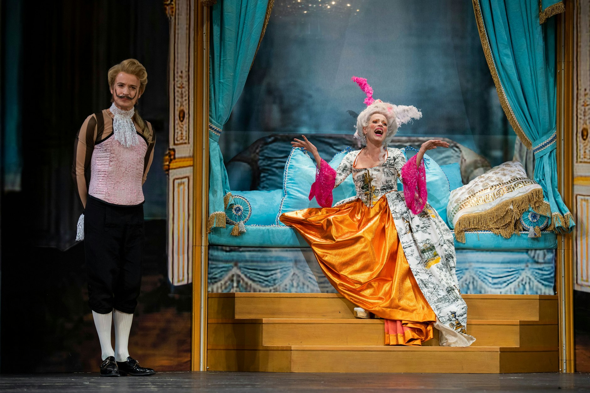 Max von Pufendorf (Guillaume de la Tour) und Anna Thalbach (Marie-Antoinette) spielen im Stück „Marie-Antoinette oder: Kuchen für alle!“ in der Komödie am Kurfürstendamm im Schiller Theater.