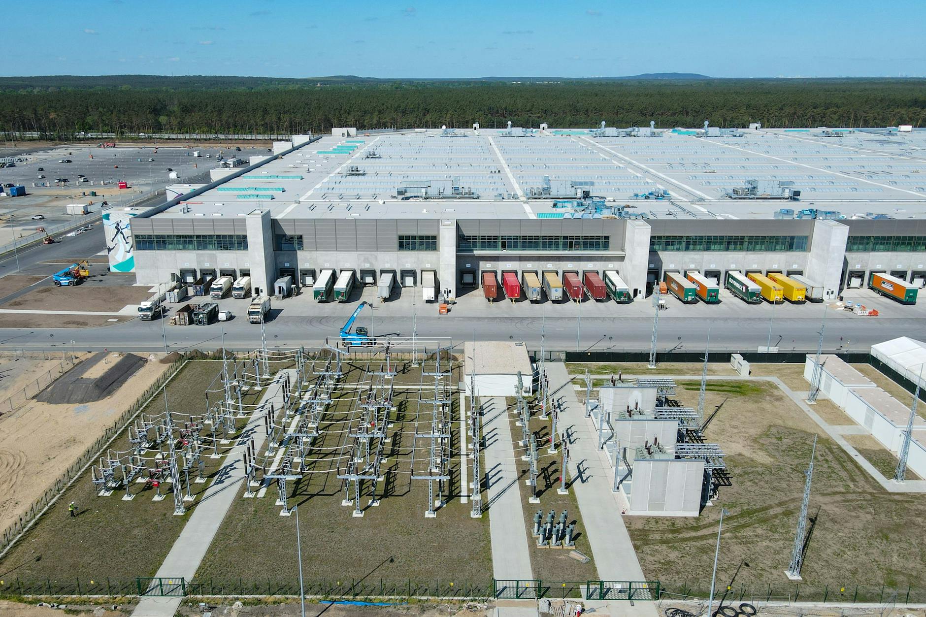 Blick über das Tesla-Werk in Grünheide (Luftaufnahme mit einer Drohne). Der US-Elektroautobauer will seine Produktion ausbauen.
