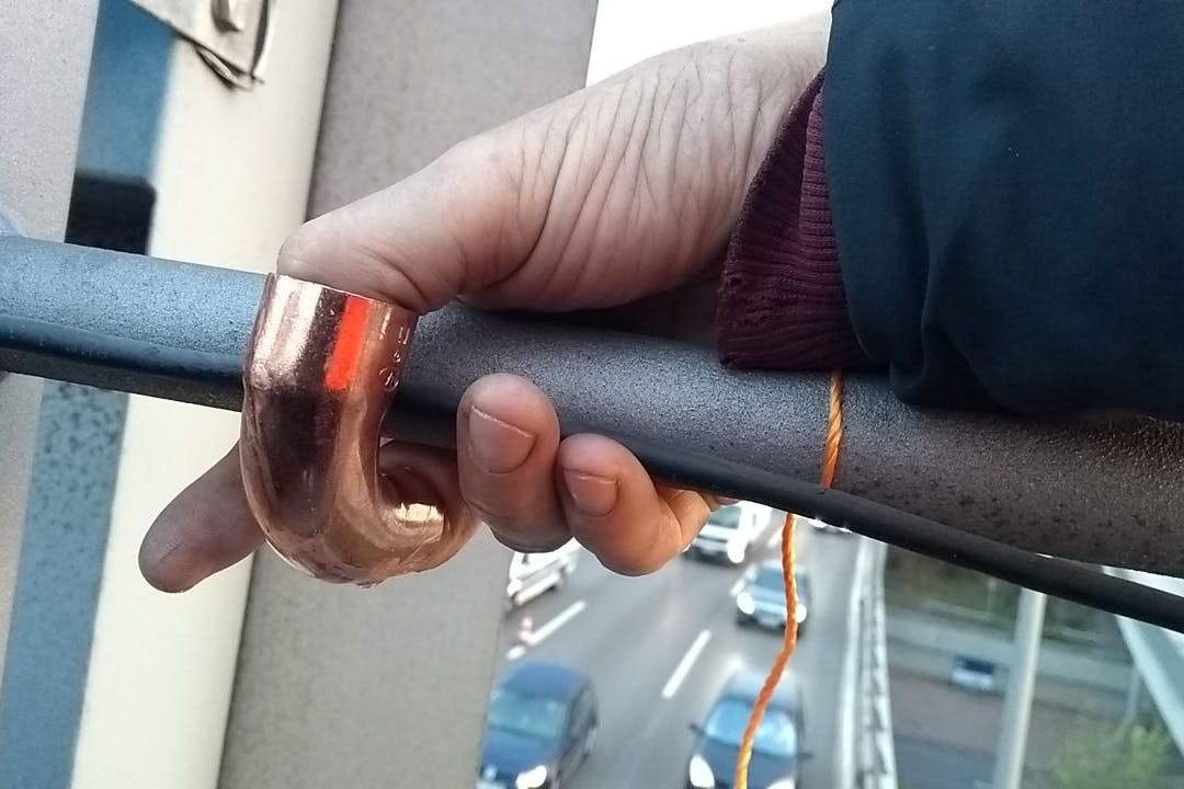 Die Aktivisten befestigten am Freitag einzelne Finger in kleinen Rohrkonstruktionen von Schilderbrücken.