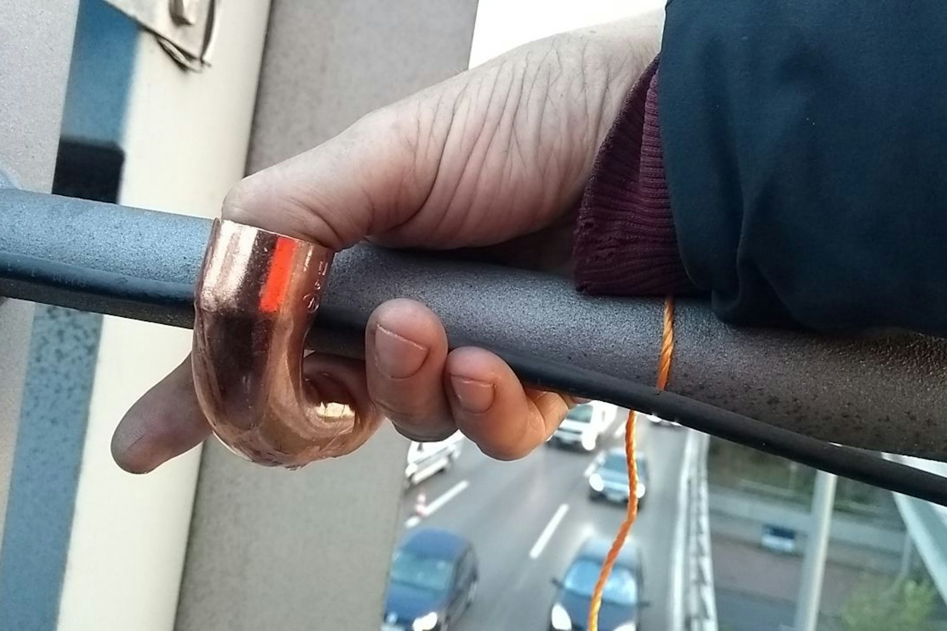 Die Aktivisten befestigten am Freitag einzelne Finger in kleinen Rohrkonstruktionen von Schilderbrücken.