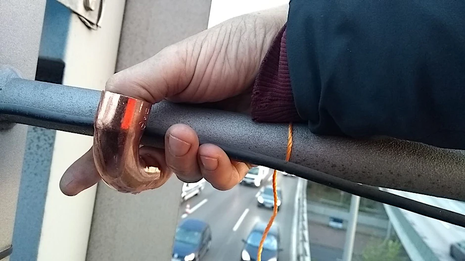 Die Aktivisten befestigten am Freitag einzelne Finger in kleinen Rohrkonstruktionen von Schilderbrücken.