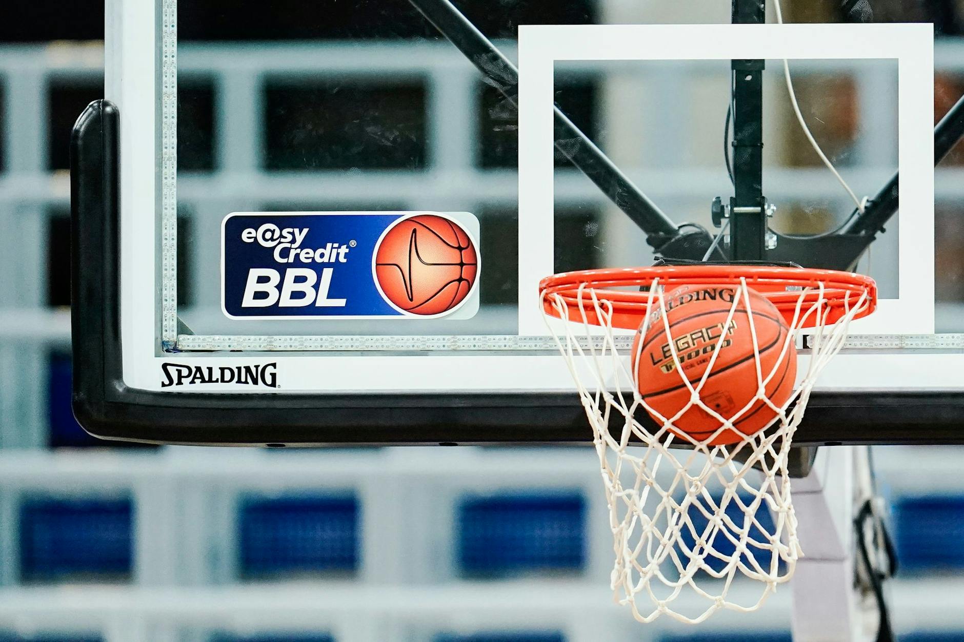 ARCHIV - Eine Basketball landet im Netz.