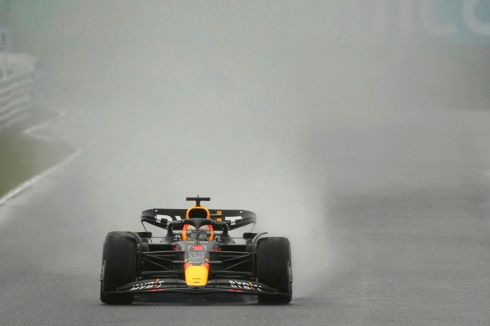 Red-Bull-Pilot Max Verstappen aus den Niederlanden während des zweiten Trainings zum Großen Preis von Japan.