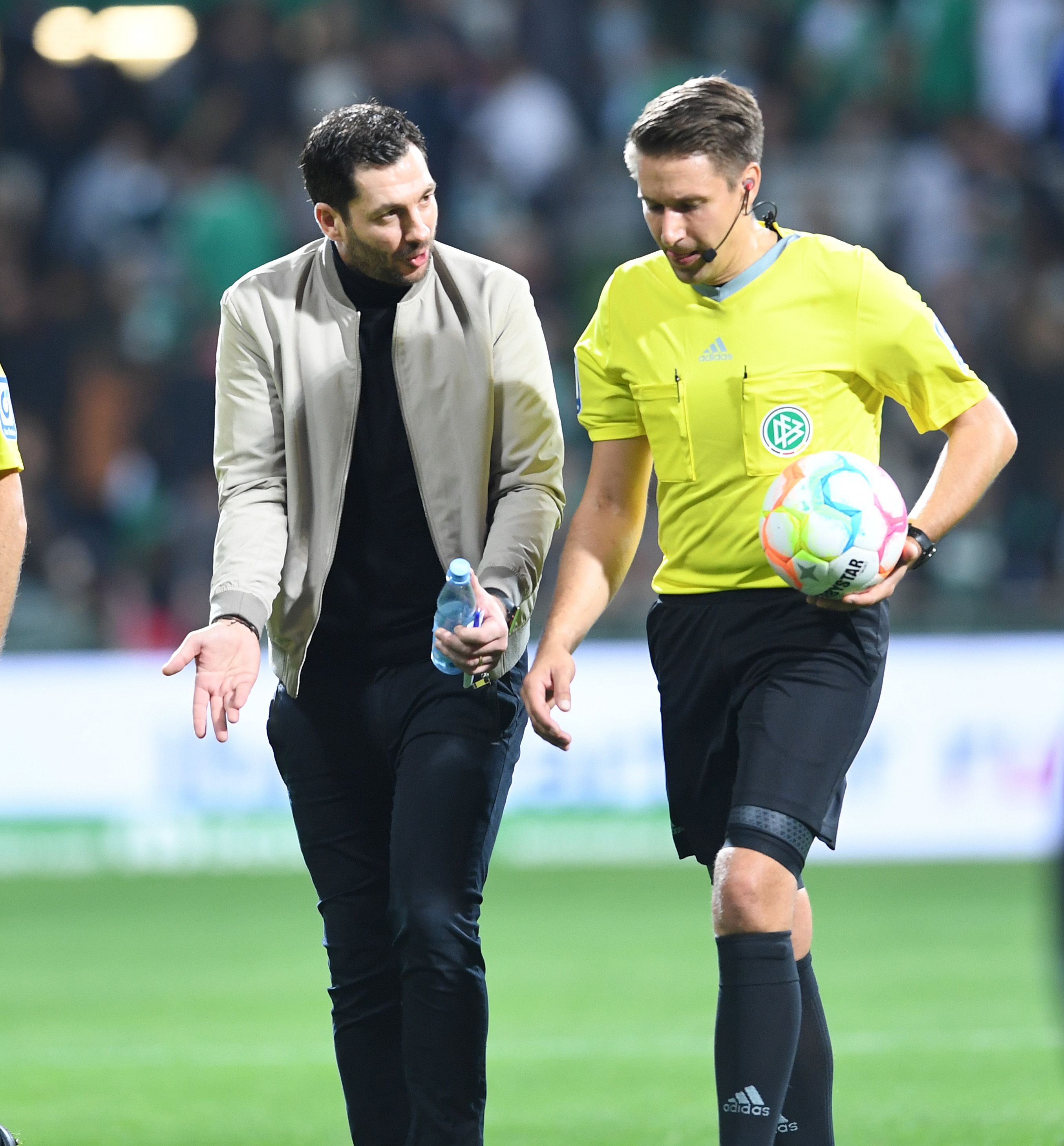 Skandal in Bremen! Werder-Fans bewerfen Herthas Trainer mit Bierbechern, Sandro Schwarz: „Das war asozial und feige“