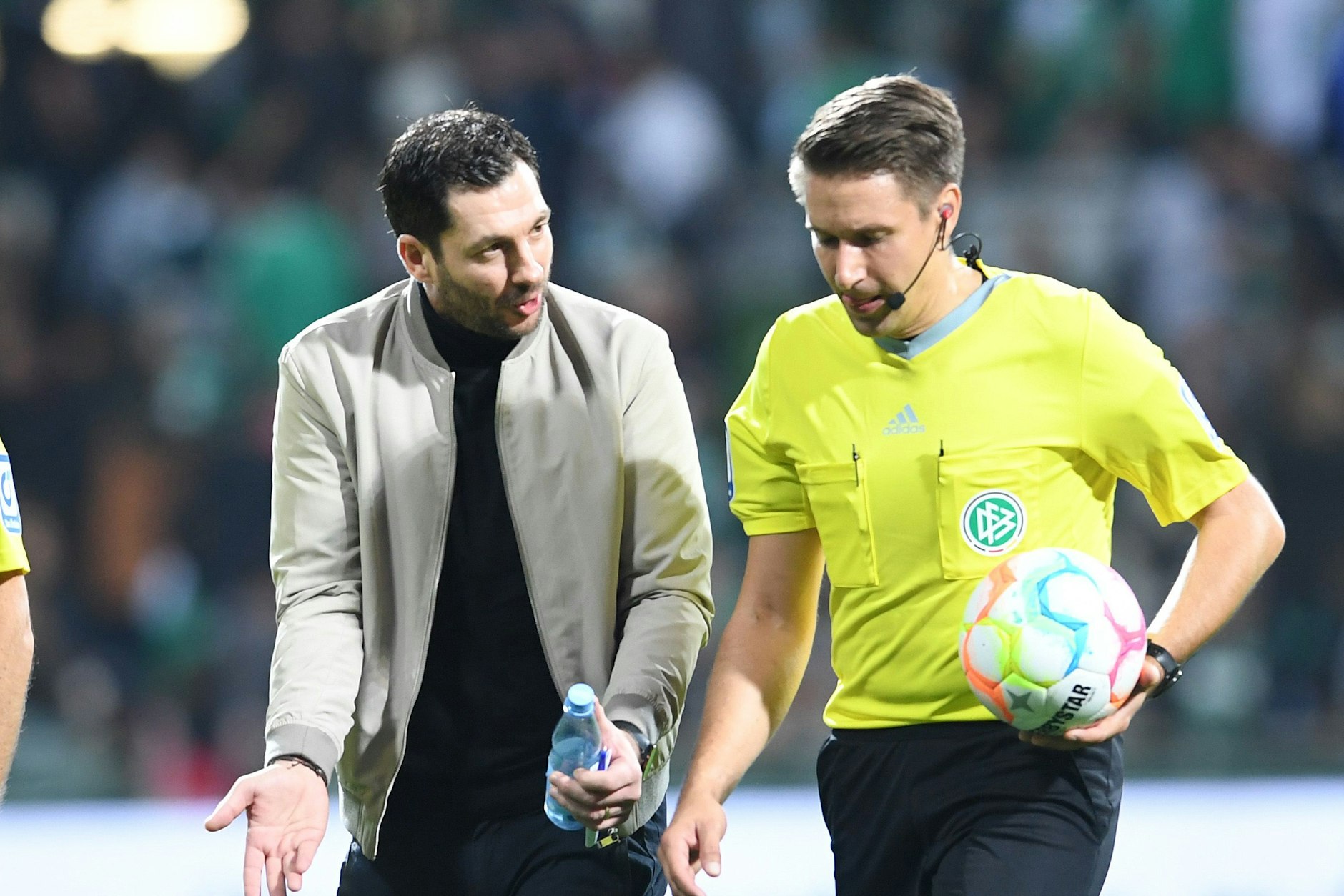 Herthas Trainer Sandro Schwarz (l.) diskutiert mit Schiedsrichter Tobias Reichel wegen des katastrophalen Pfeiferei.