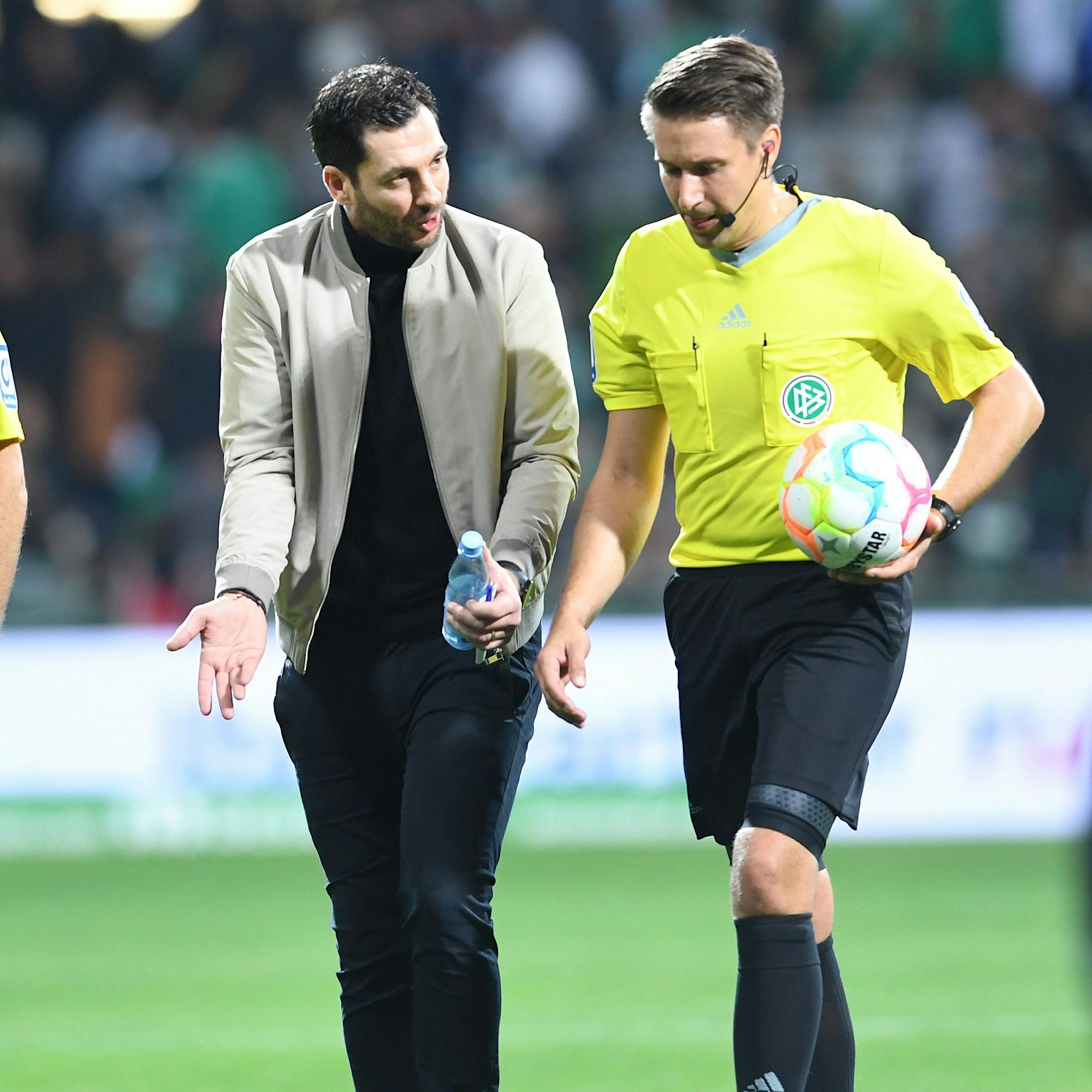 Skandal in Bremen! Werder-Fans bewerfen Herthas Trainer mit Bierbechern, Sandro Schwarz: „Das war asozial und feige“