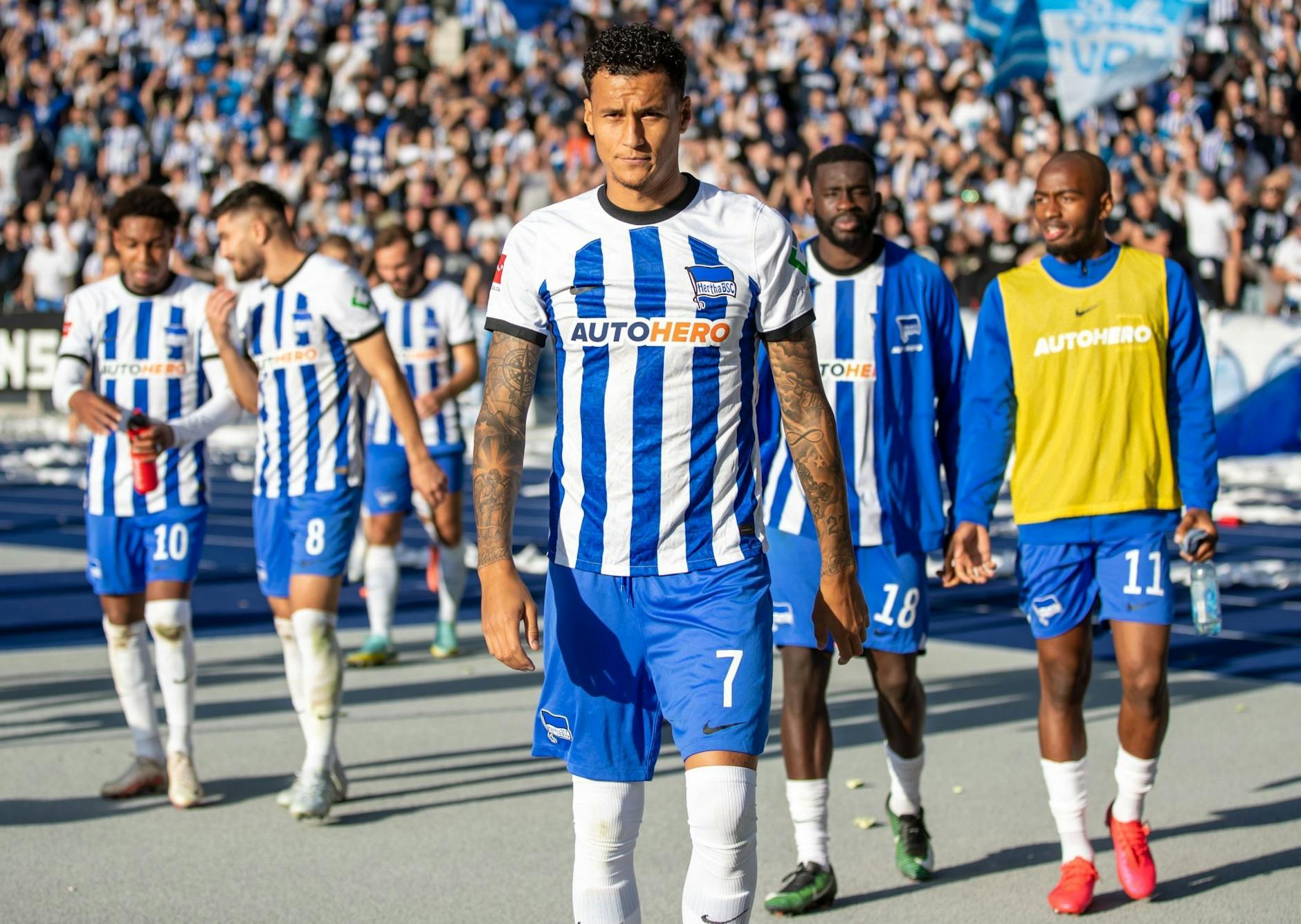 ARCHIV - Davie Selke von Hertha BSC läuft nach Ende der Spielzeit enttäuscht in die Kabine.
