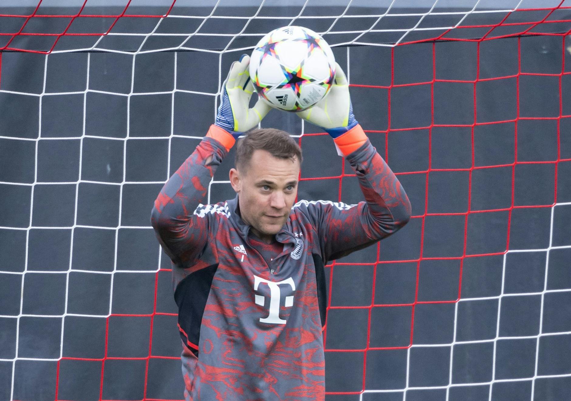 ARCHIV - Muss wegen einer schmerzhaften Prellung am Schultereckgelenk pausieren: Bayern-Torwart Manuel Neuer.