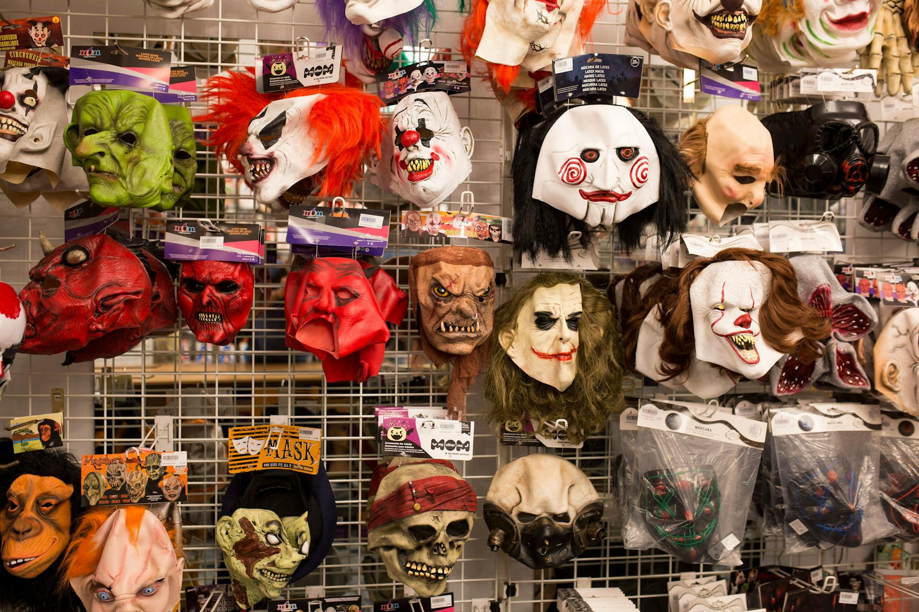 Nicht Elon Musk, aber auch gruselig: Halloween-Masken in einem Kostümgeschäft.