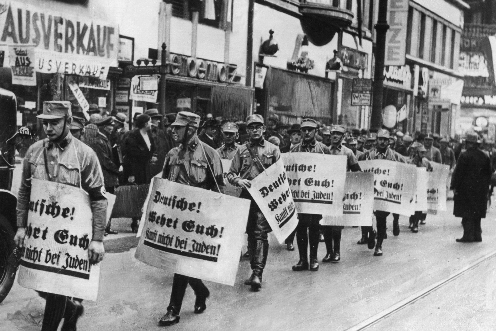 Männer der SA bei einem Hetzmarsch durch die Straßen von Berlin gegen die jüdische Bevölkerung Deutschlands, Aufnahme von 1938.