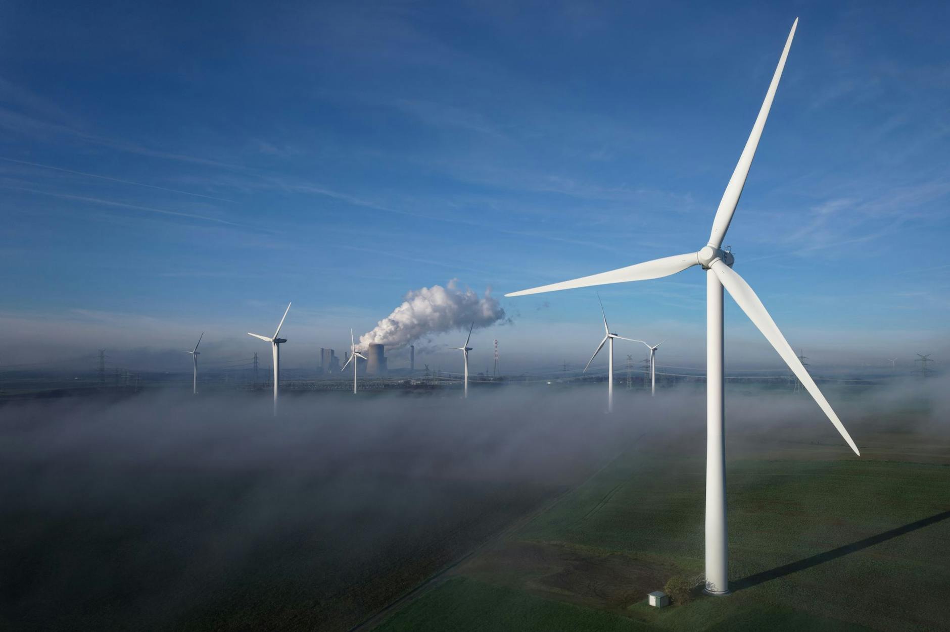 Windenergie, Solarstrom ... Die Energiekrise könnte laut der Internationalen Energieagentur eine Chance für die Energiewende darstellen.