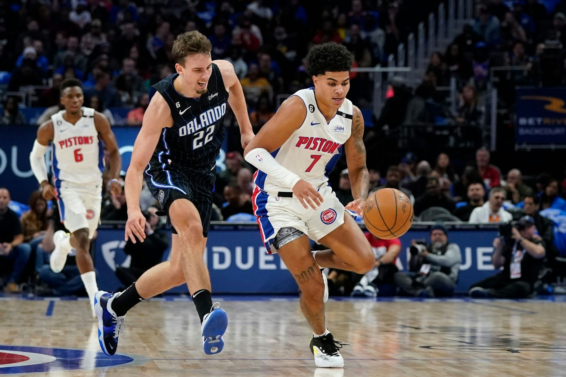 Orlando Magic-Forward Franz Wagner (l) und Detroit Pistons-Guard Killian Hayes jagen dem Ball nach.  