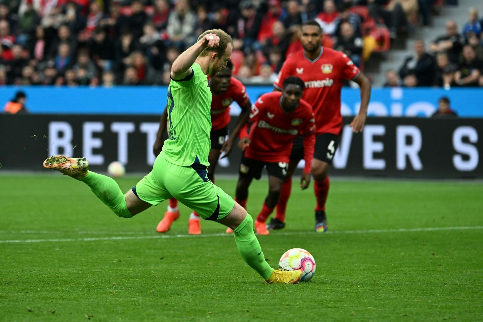 Maximilian Arnolds verwandelter Elfmeter zum 2:1 reichte Wolfsburg nicht zum Sieg in Leverkusen.