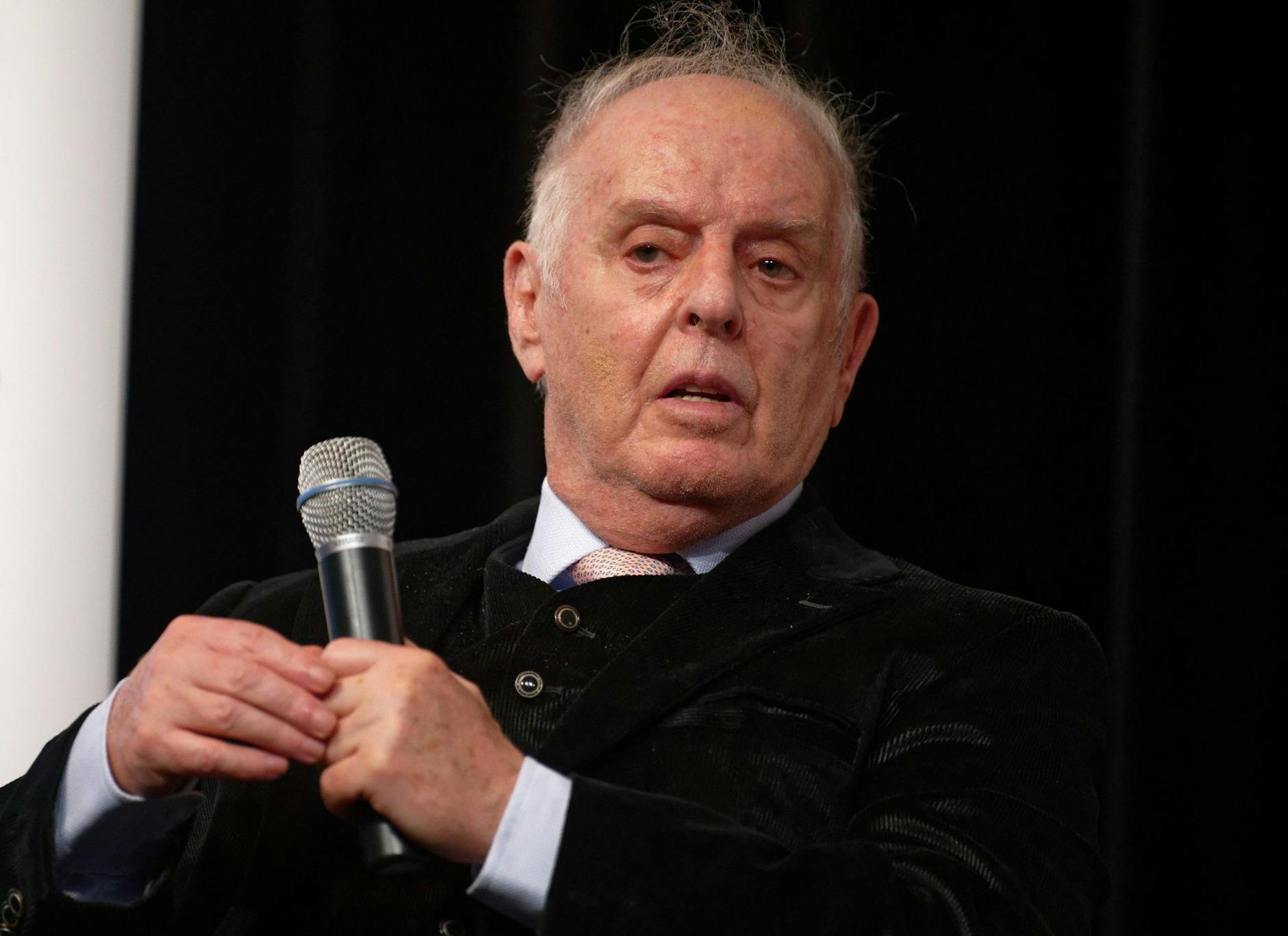 ARCHIV - Der Dirigent Daniel Barenboim spricht bei einer Pressekonferenz.
