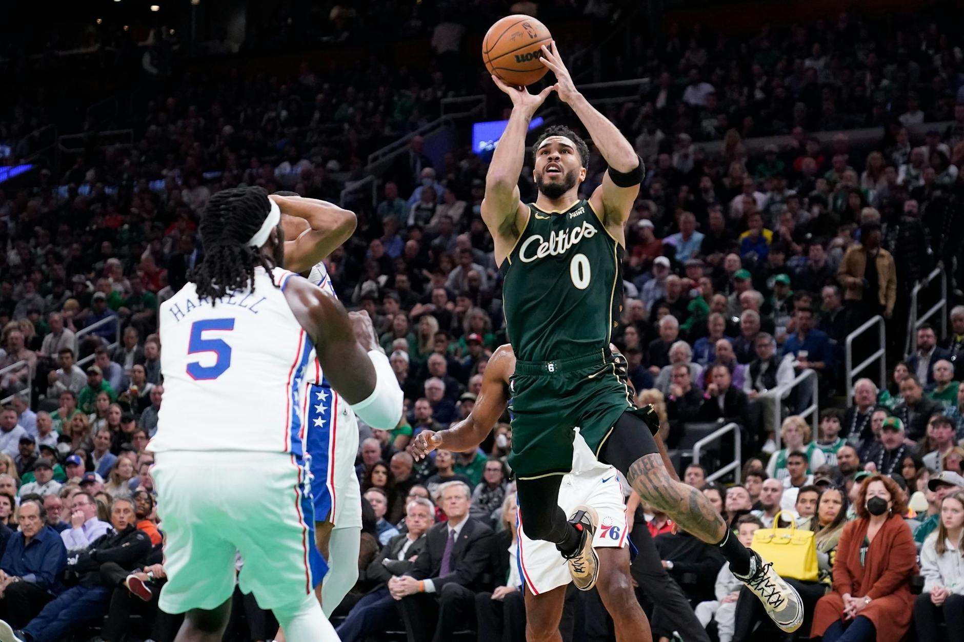 Jayson Tatum (r) zeigte eine starke Leistung beim Celtics-Sieg gegen Philadelphia.
