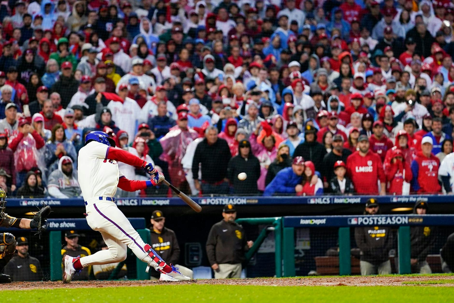 Phillies Bryce Harper schlägt während des achten Innings einen Two-Run Home Run.