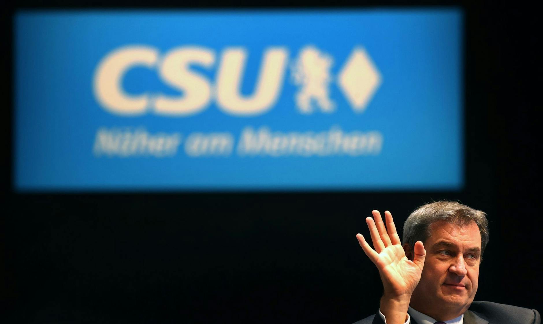 Der CSU-Vorsitzende und bayerische Ministerpräsident Markus Söder sitzt beim CSU-Parteitag im Plenum.
