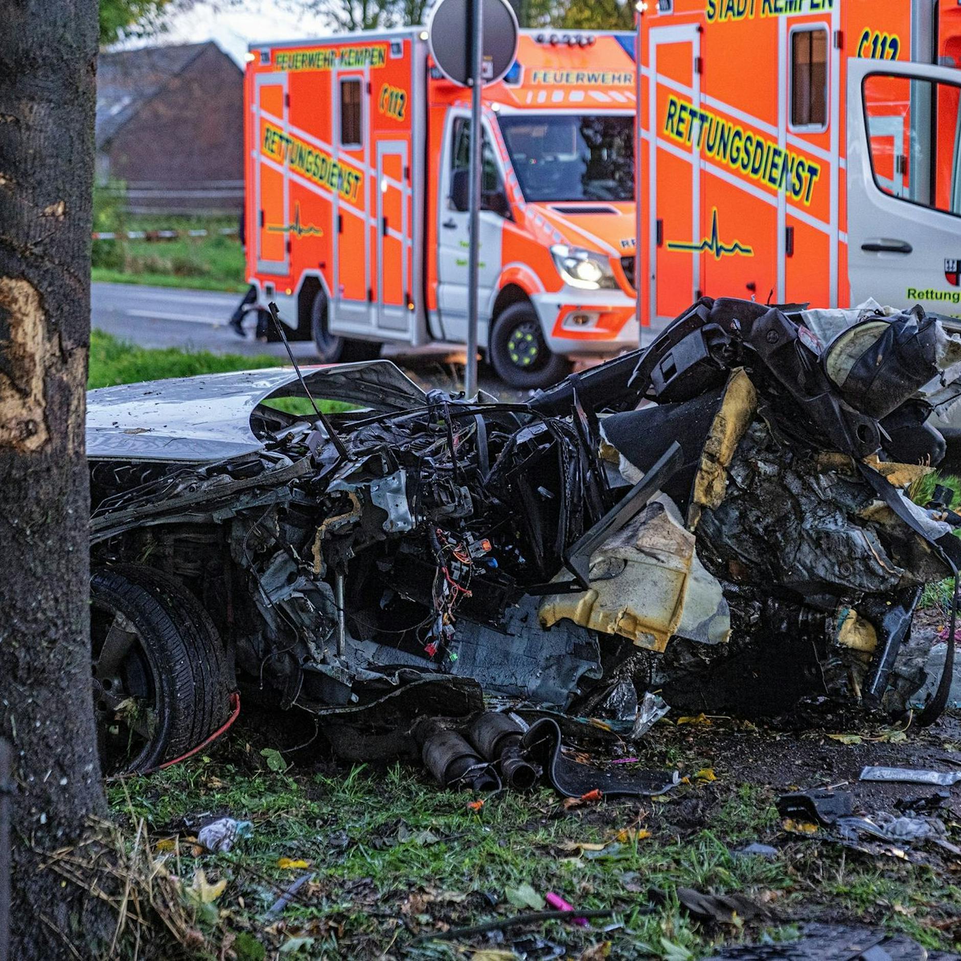 Er hatte keinen Führerschein: Mann rast mit zwei Kindern in den Tod!