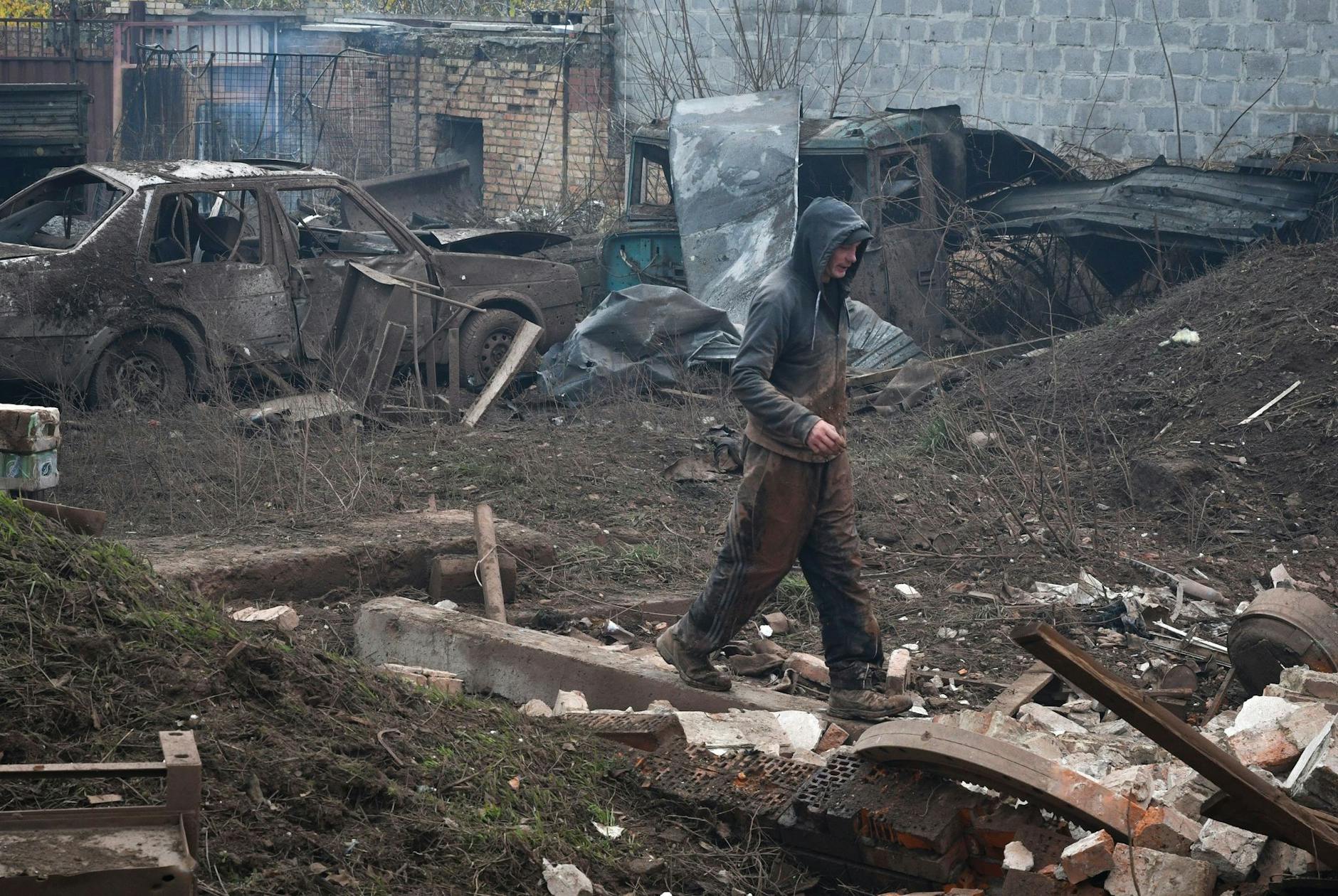 Seit acht Monaten muss sich die Ukraine der russischen Angriffe erwehren. Die Schäden im ganzen Land sind unübersehbar.