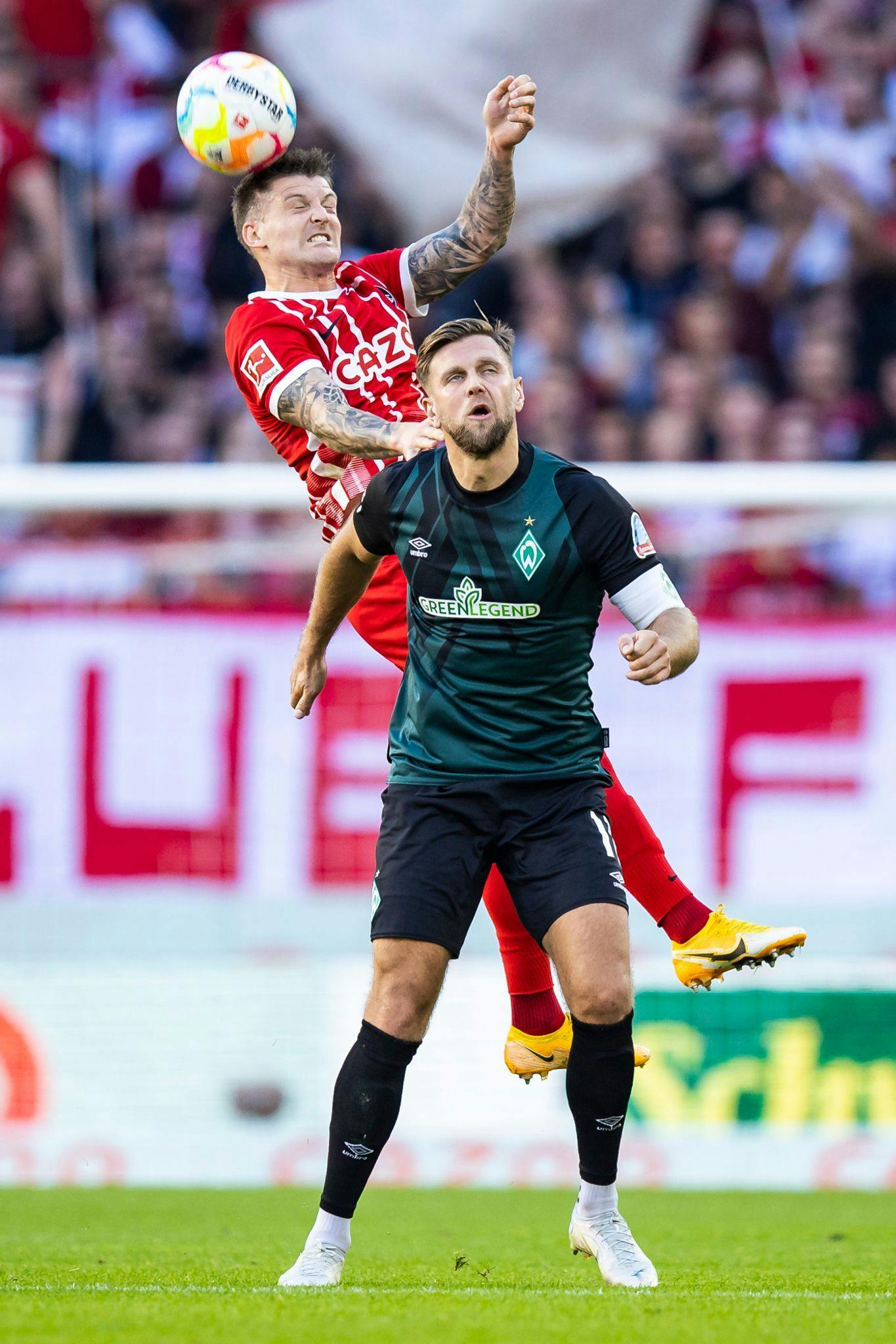Lukas Kübler (l) sorgte beim Freiburger Heimsieg gegen Werder Bremen für das 1:0.